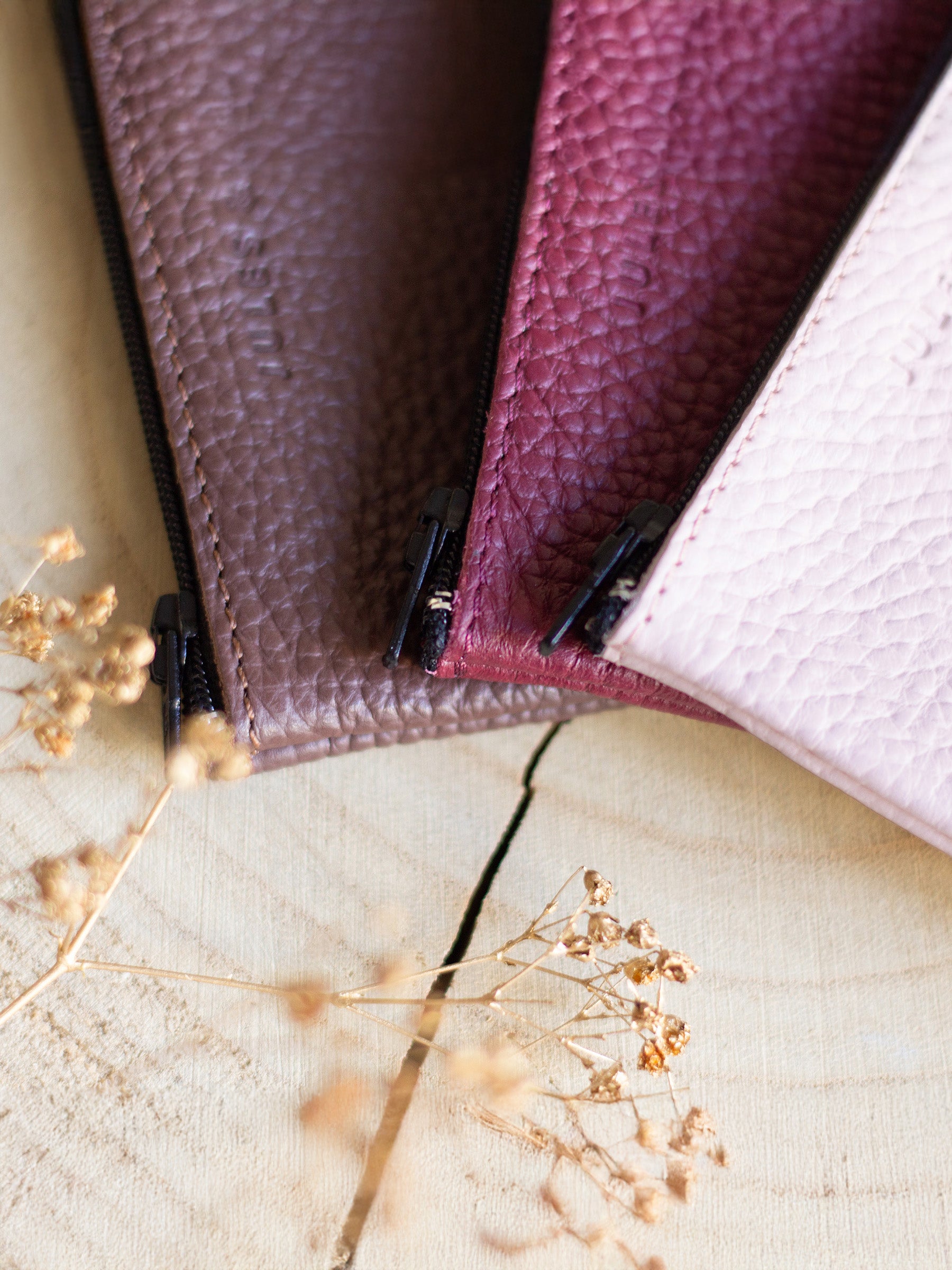 vue posée pochette cuir graine upcycle marron petit modele jules jenn