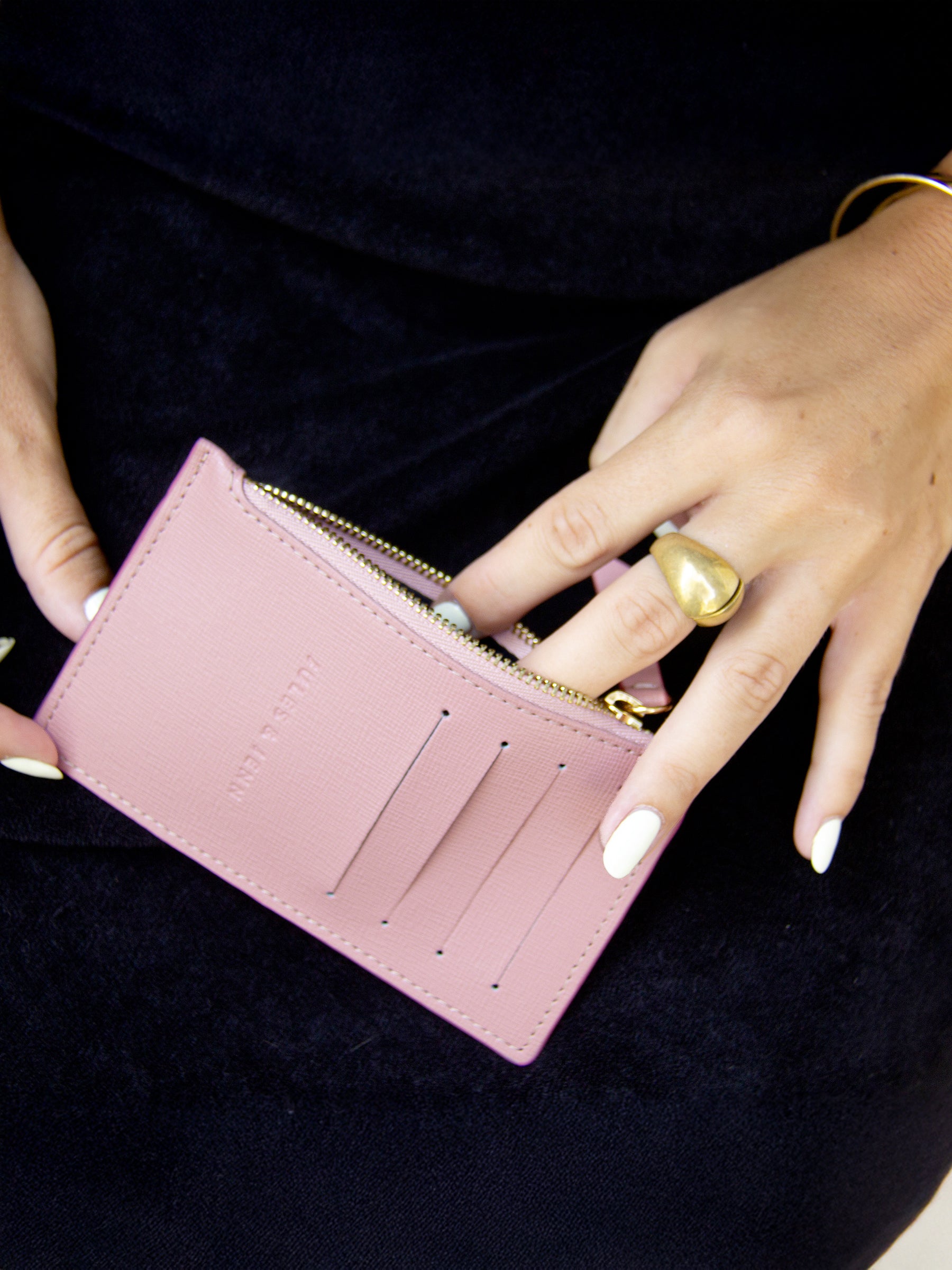 vue posée porte cartes zippe cuir rose jules jenn