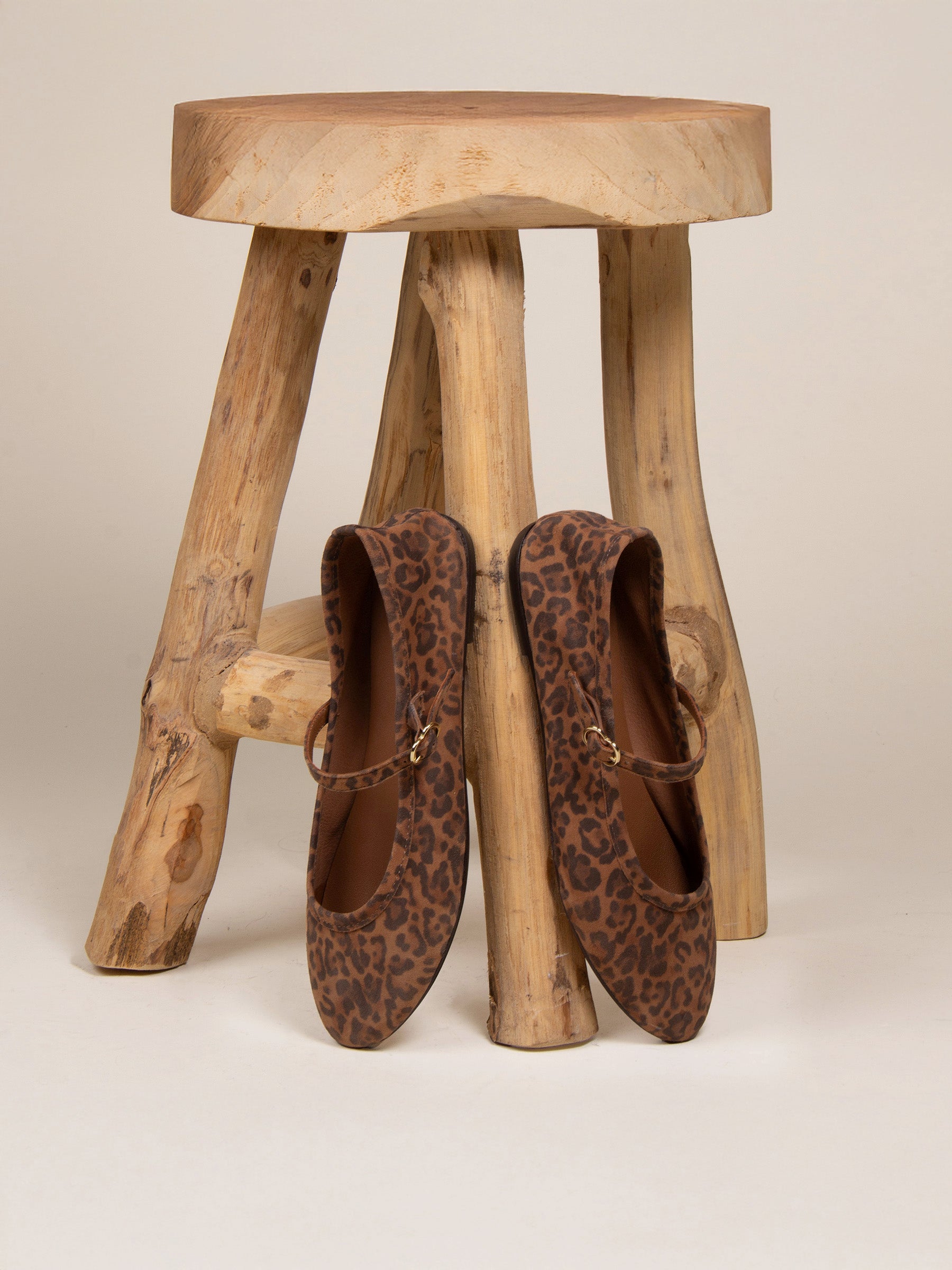 vue posée babies plates cuir daim leopard jules jenn