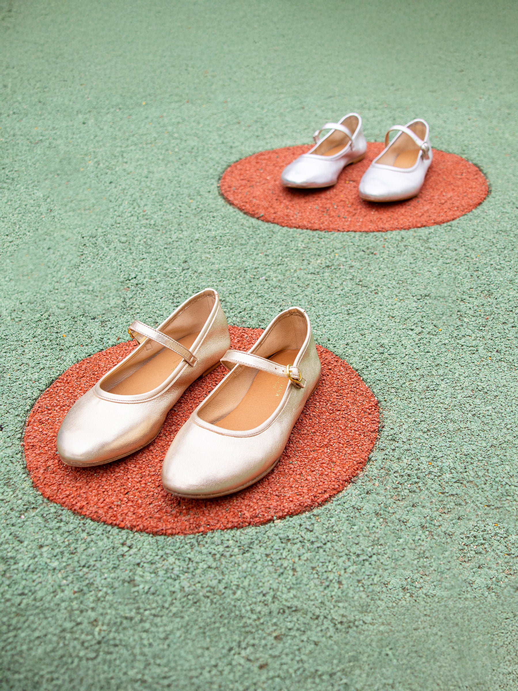 vue posée babies plates cuir metallise dore jules jenn