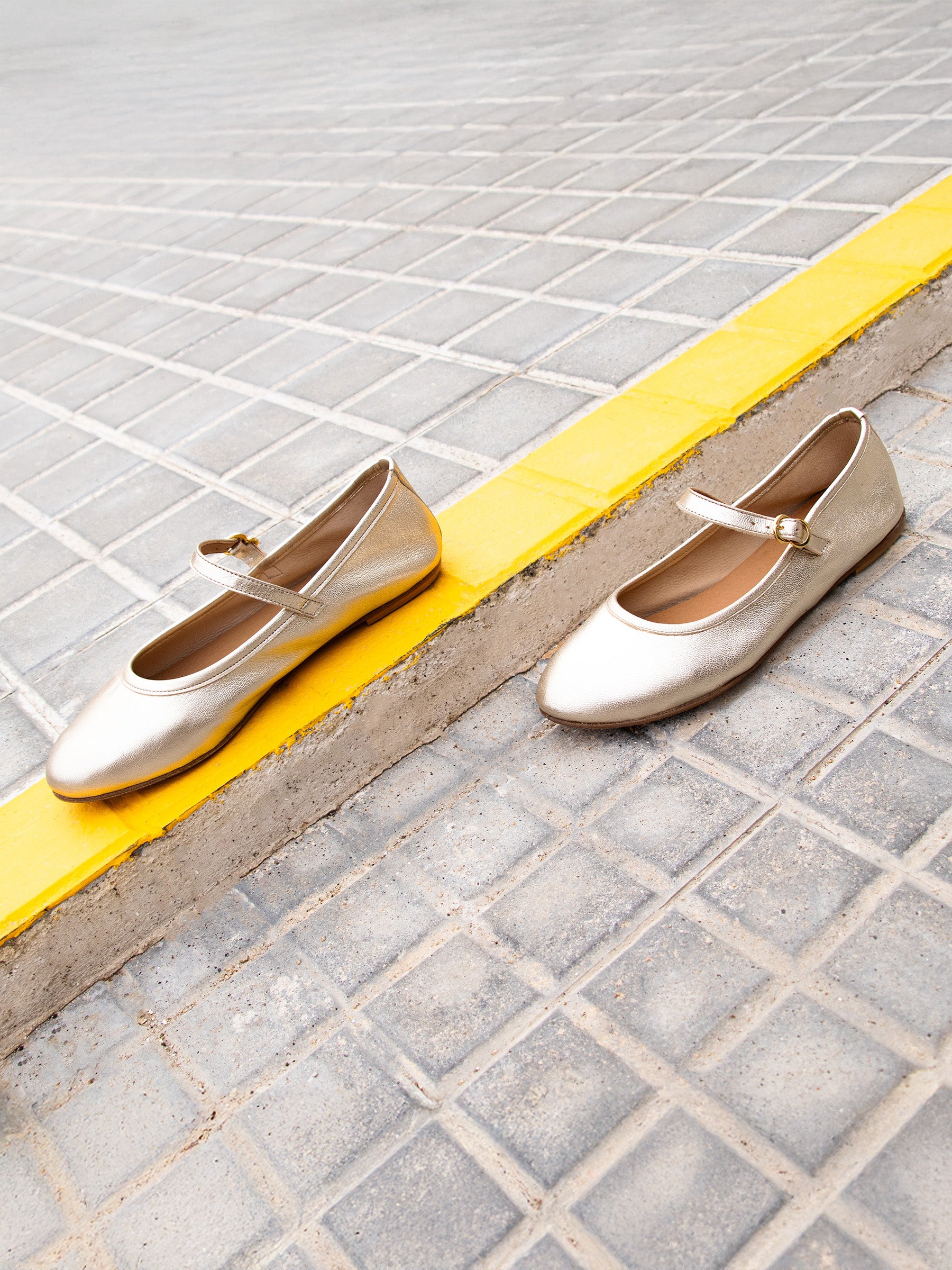 vue posée babies plates cuir metallise dore jules jenn