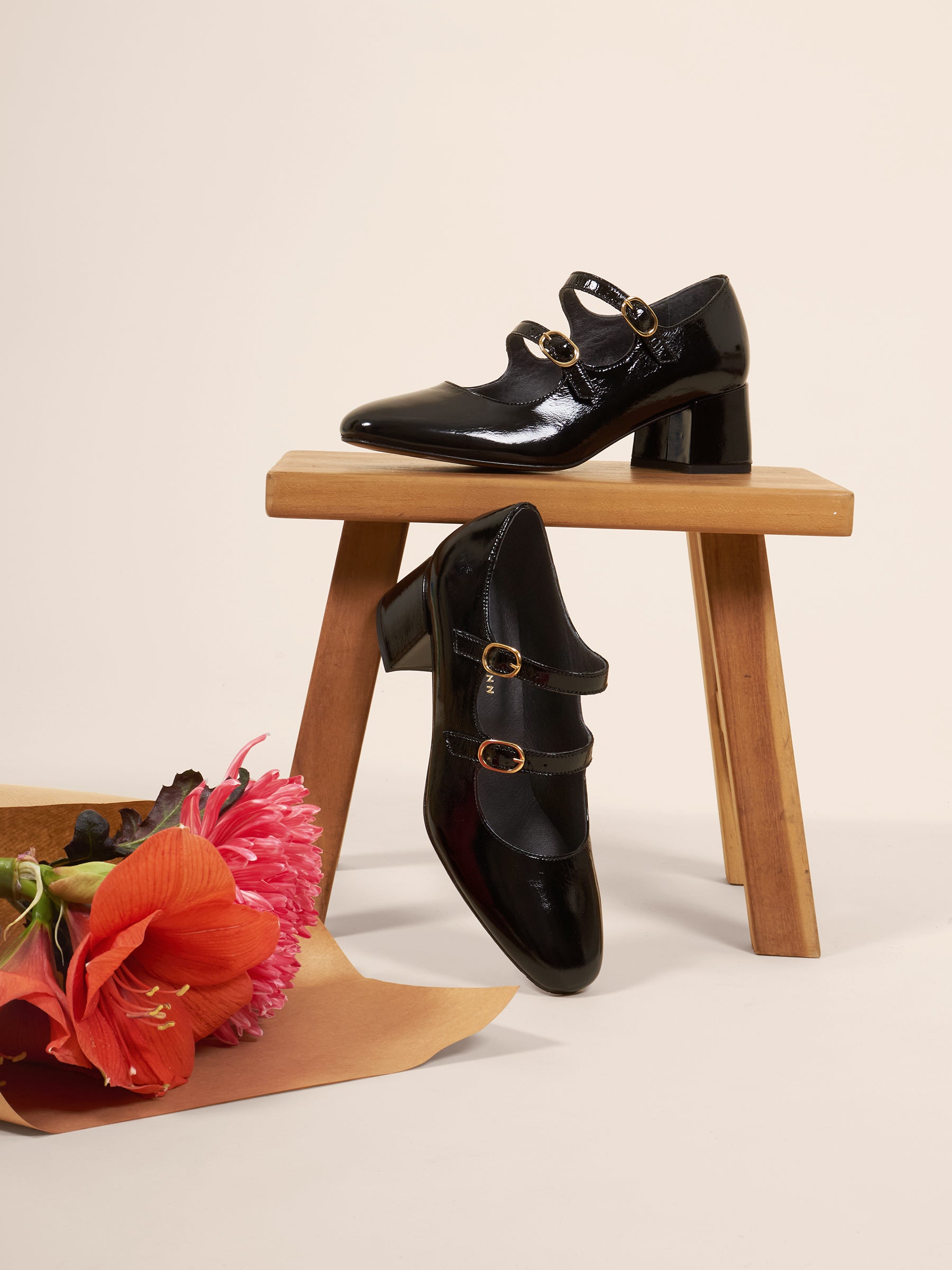 photo vue posée babies talon cuir vernis noir jules & jenn