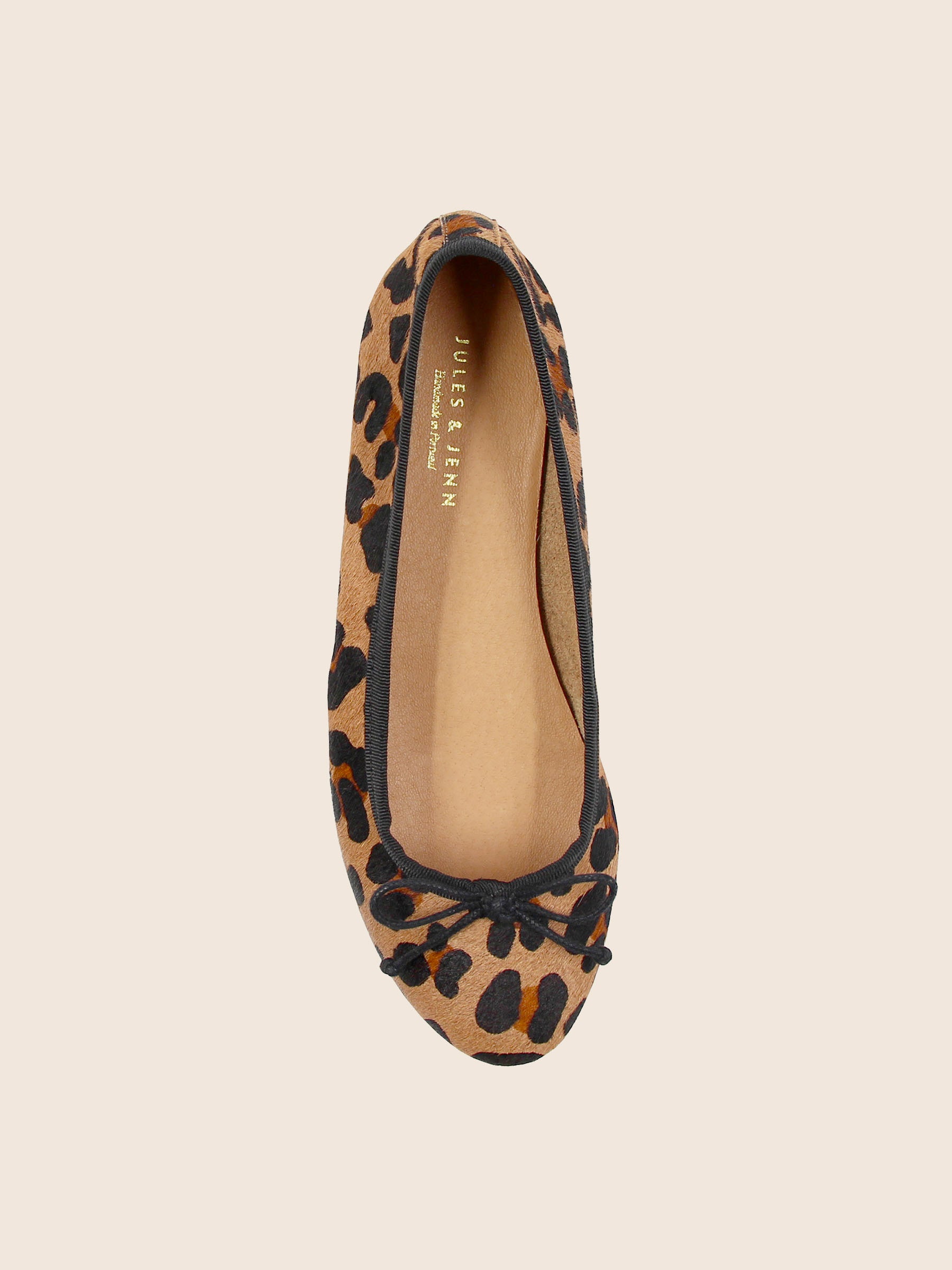 vue dessus ballerines classiques cuir leopard jules jenn