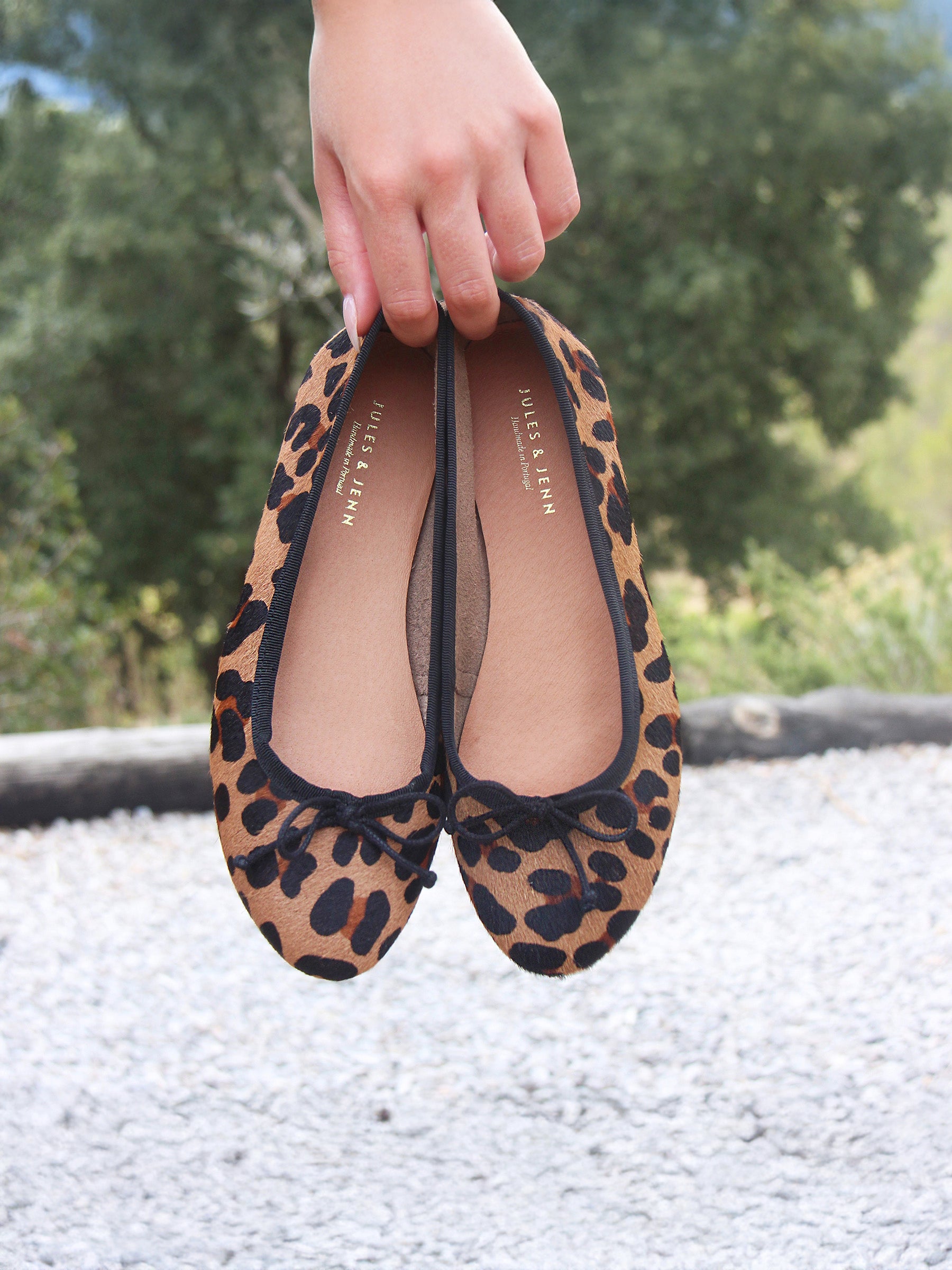 vue posée ballerines classiques cuir leopard jules jenn