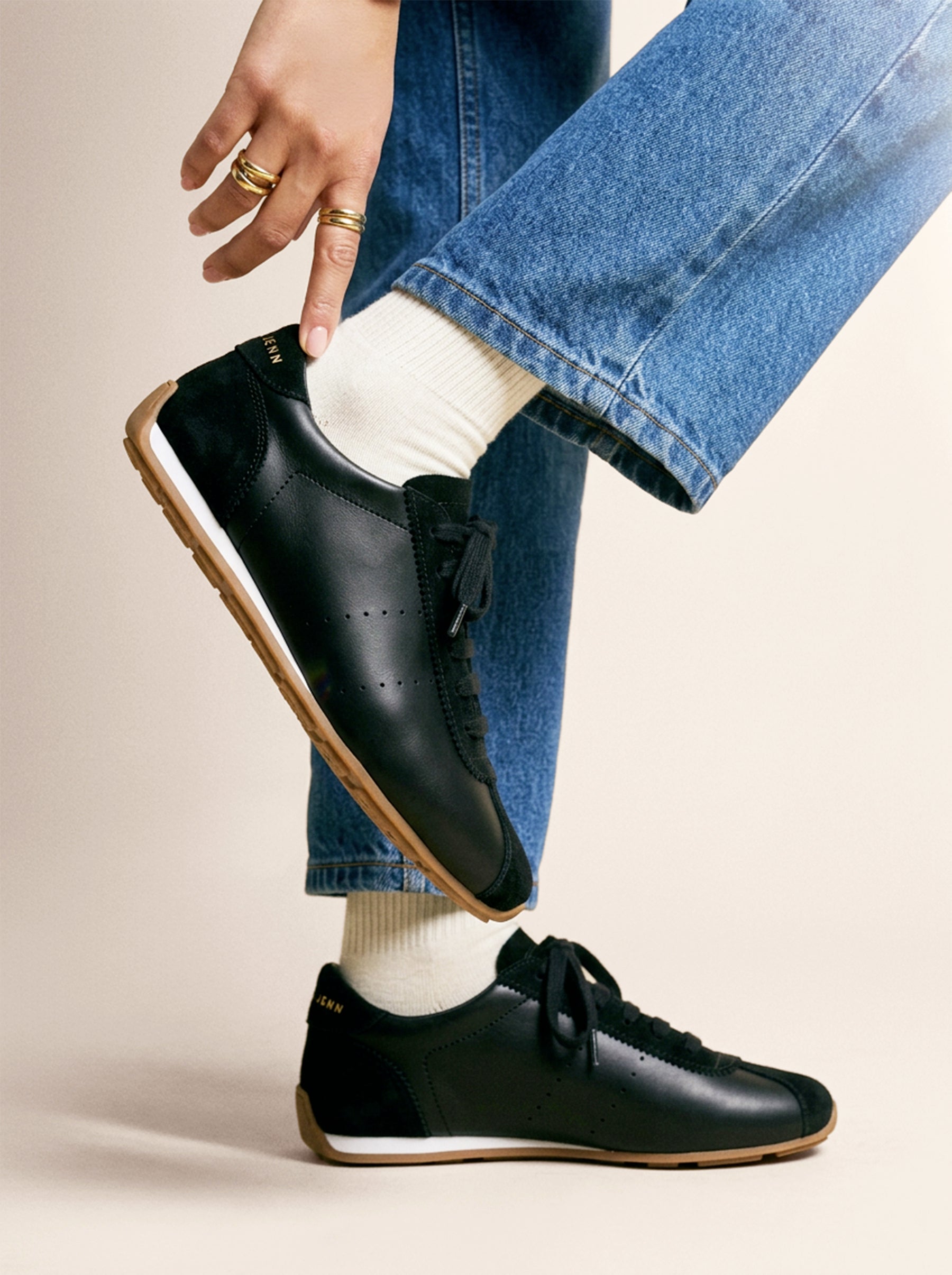 vue portee baskets fines sofia cuir daim noir jules & jenn