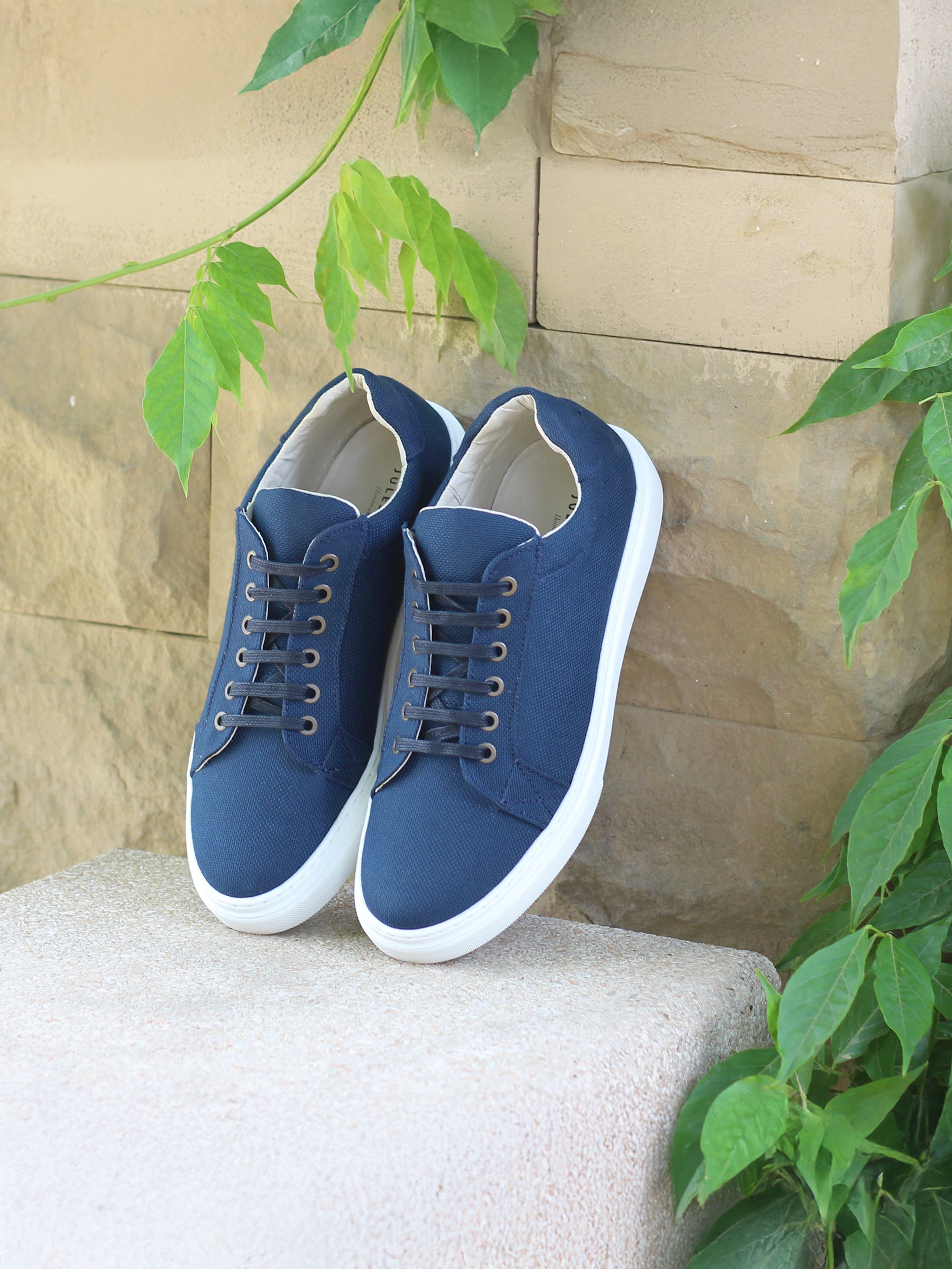 vue posée baskets recyclees homme bleu jules jenn