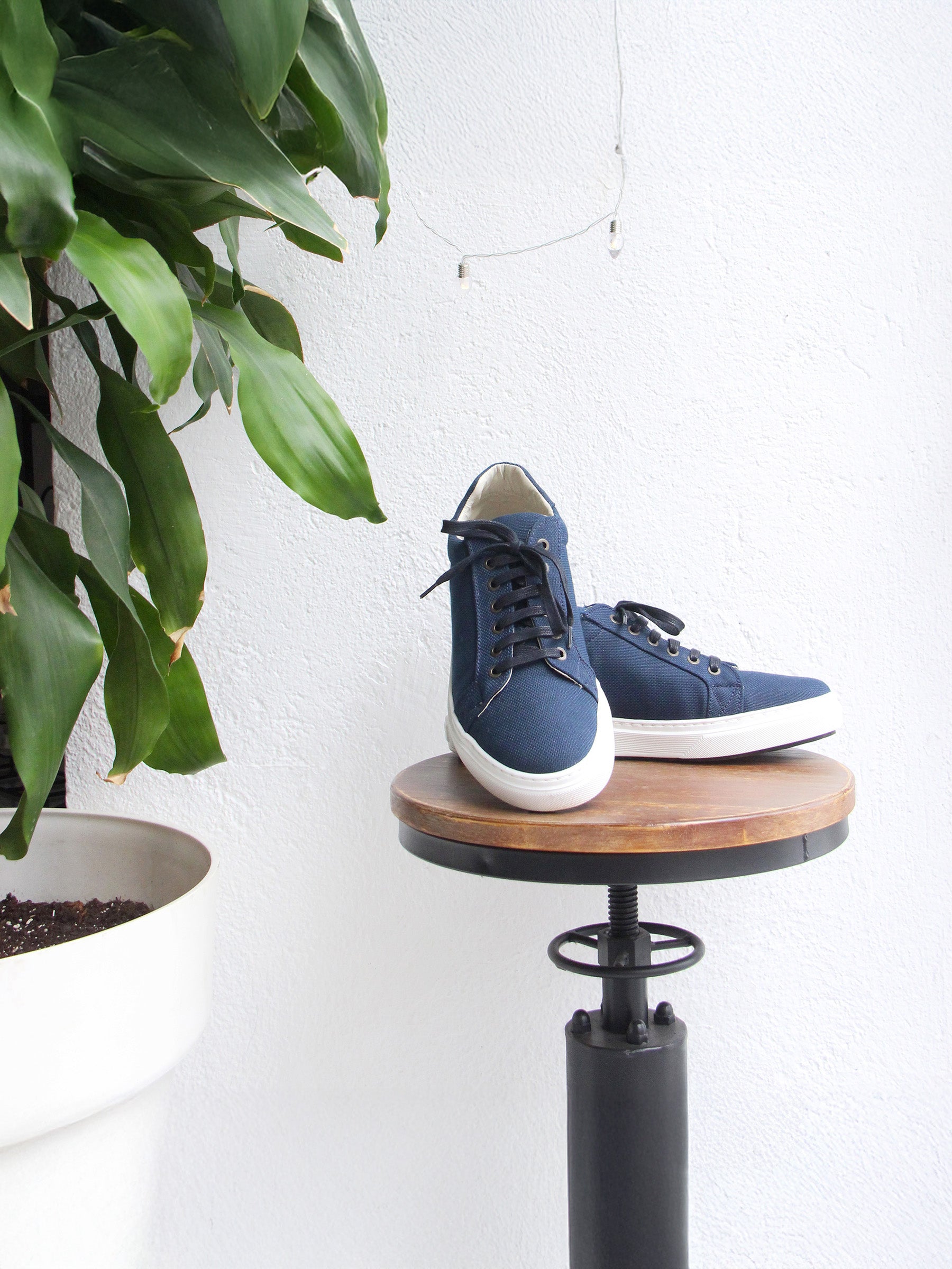 vue posée baskets homme toile recyclee bleu jules jenn
