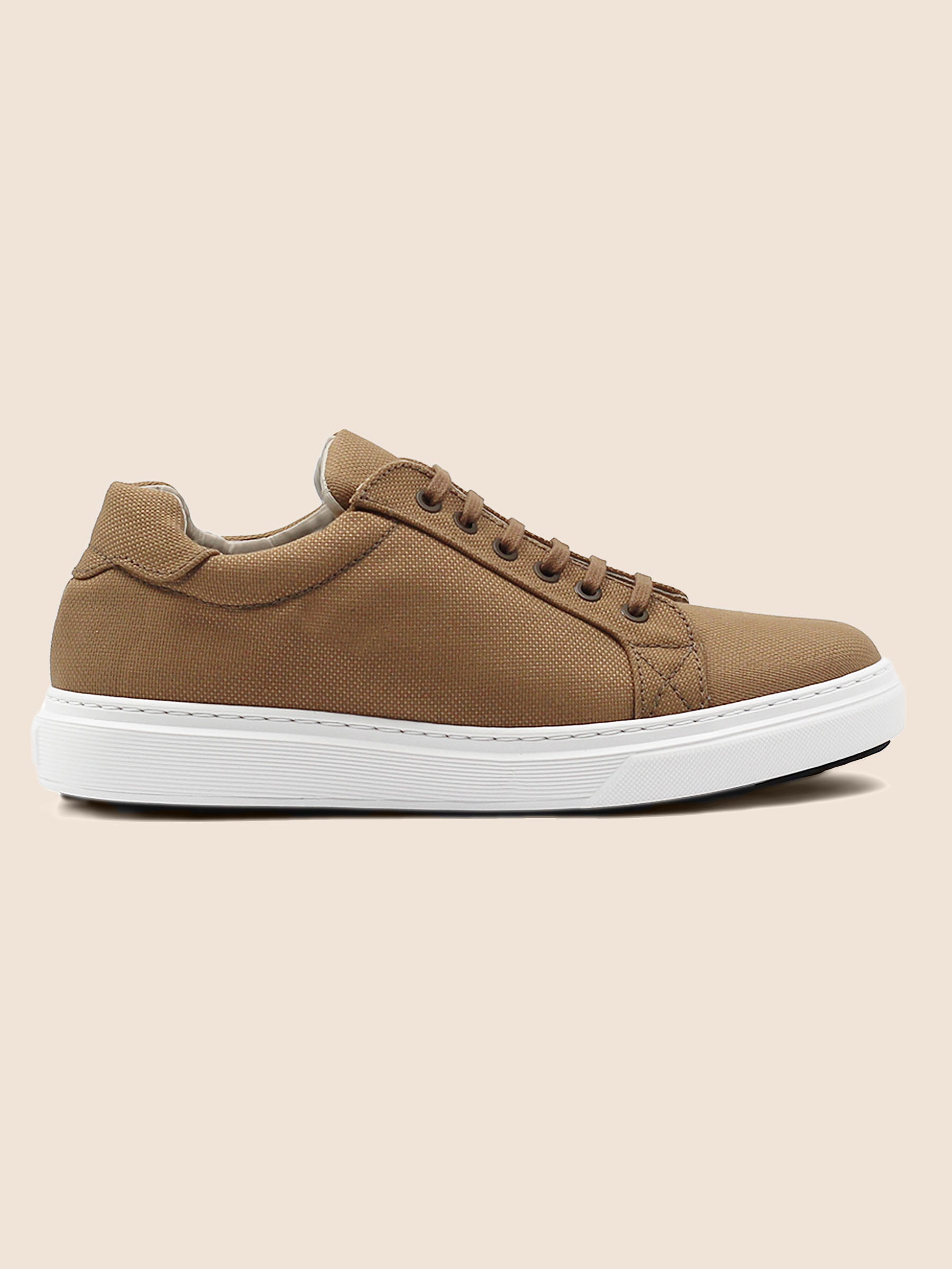 vue poséee baskets recyclees homme camel jules jenn