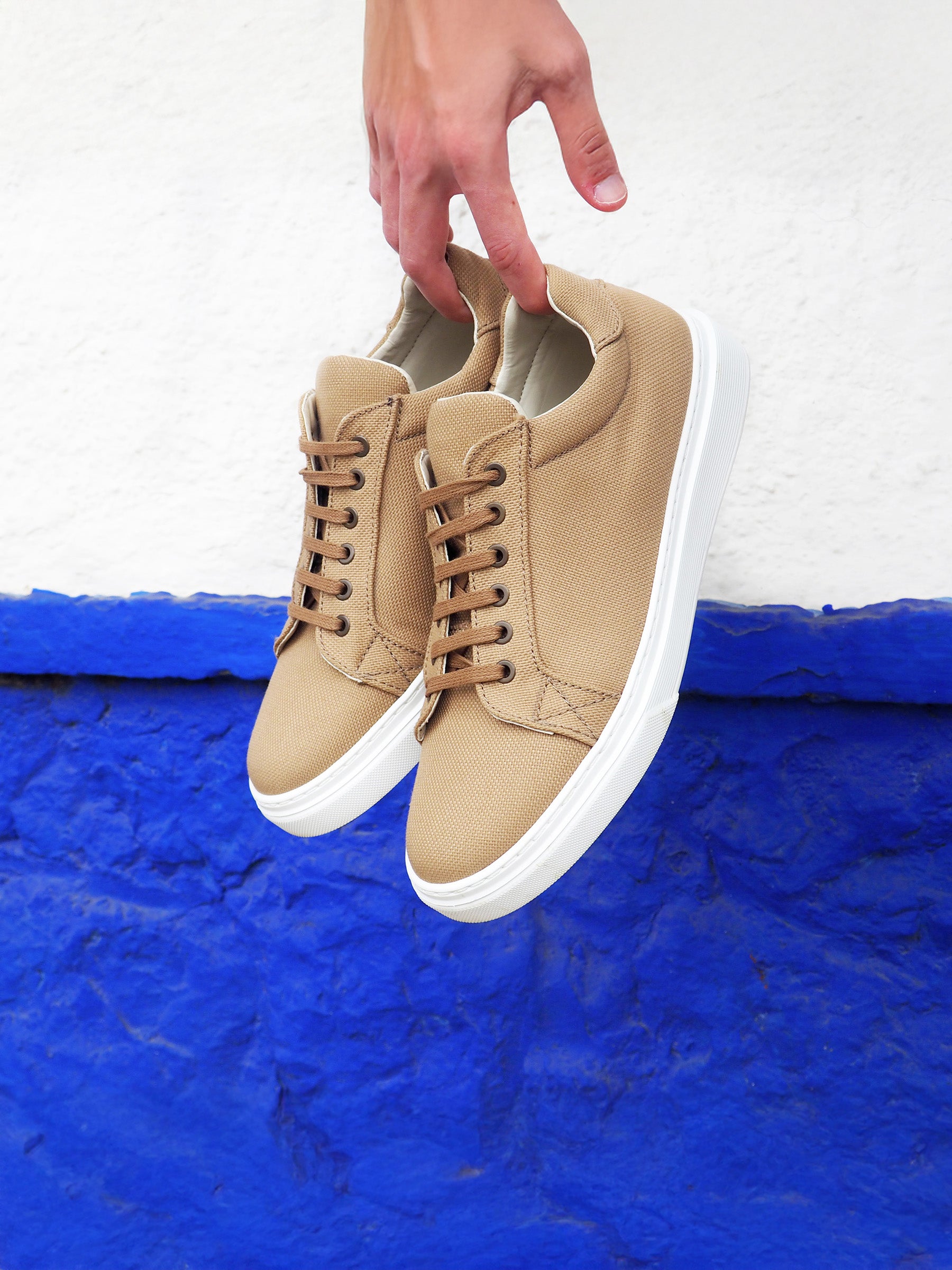 vue posée baskets homme toile recyclee camel jules jenn