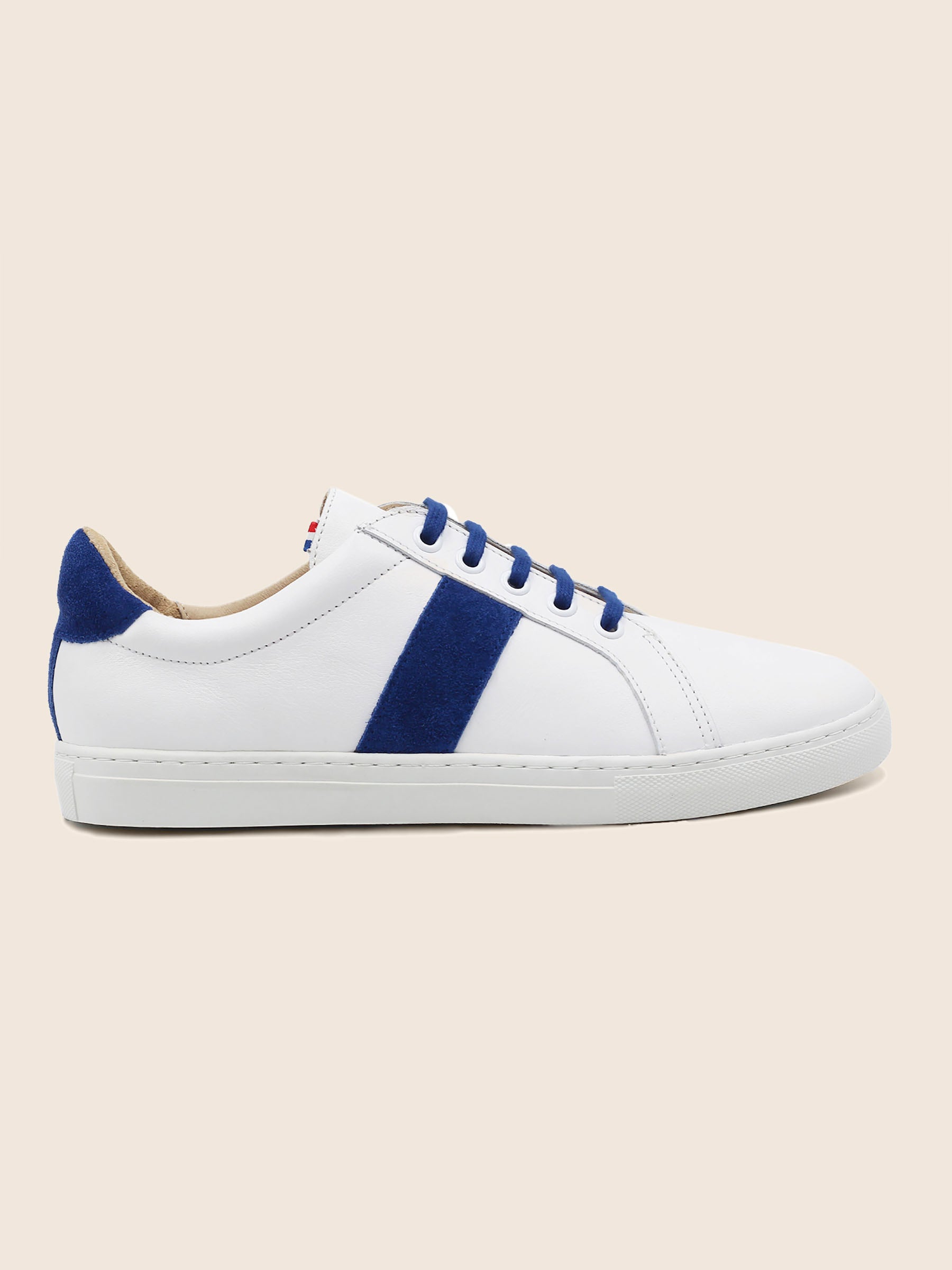 vue posée baskets a lacet cuir blanc bleu jules jenn