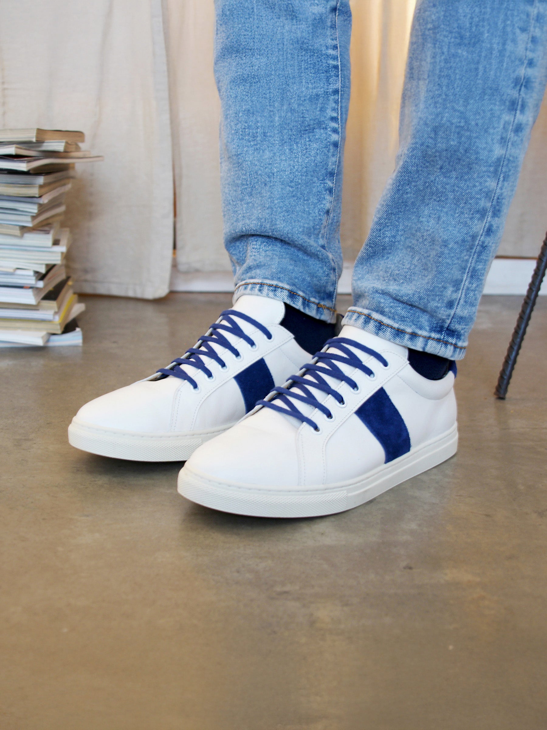 vue portée baskets made in france cuir blanc bleu jules jenn