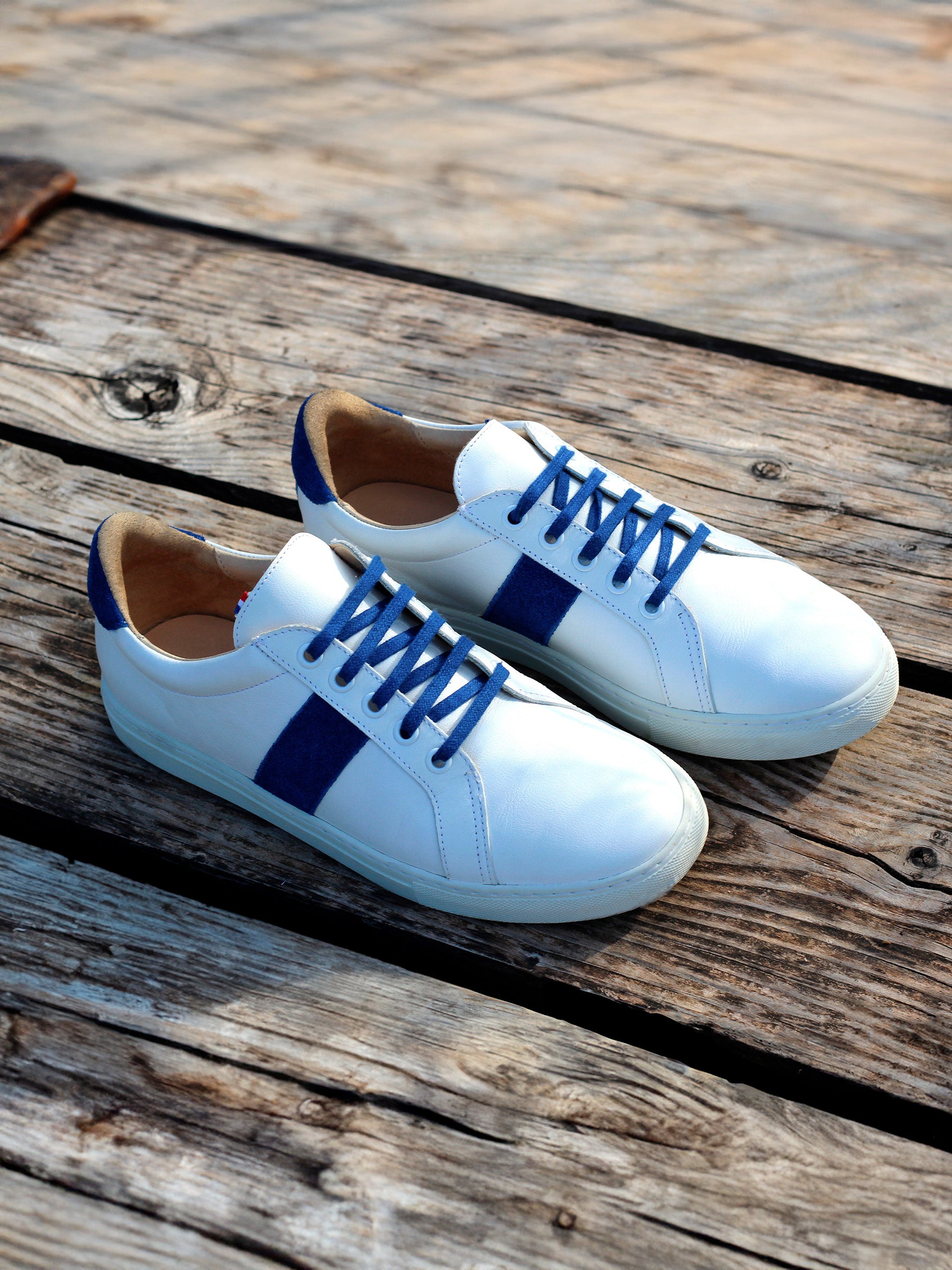 vue posée baskets made in france cuir blanc bleu jules jenn