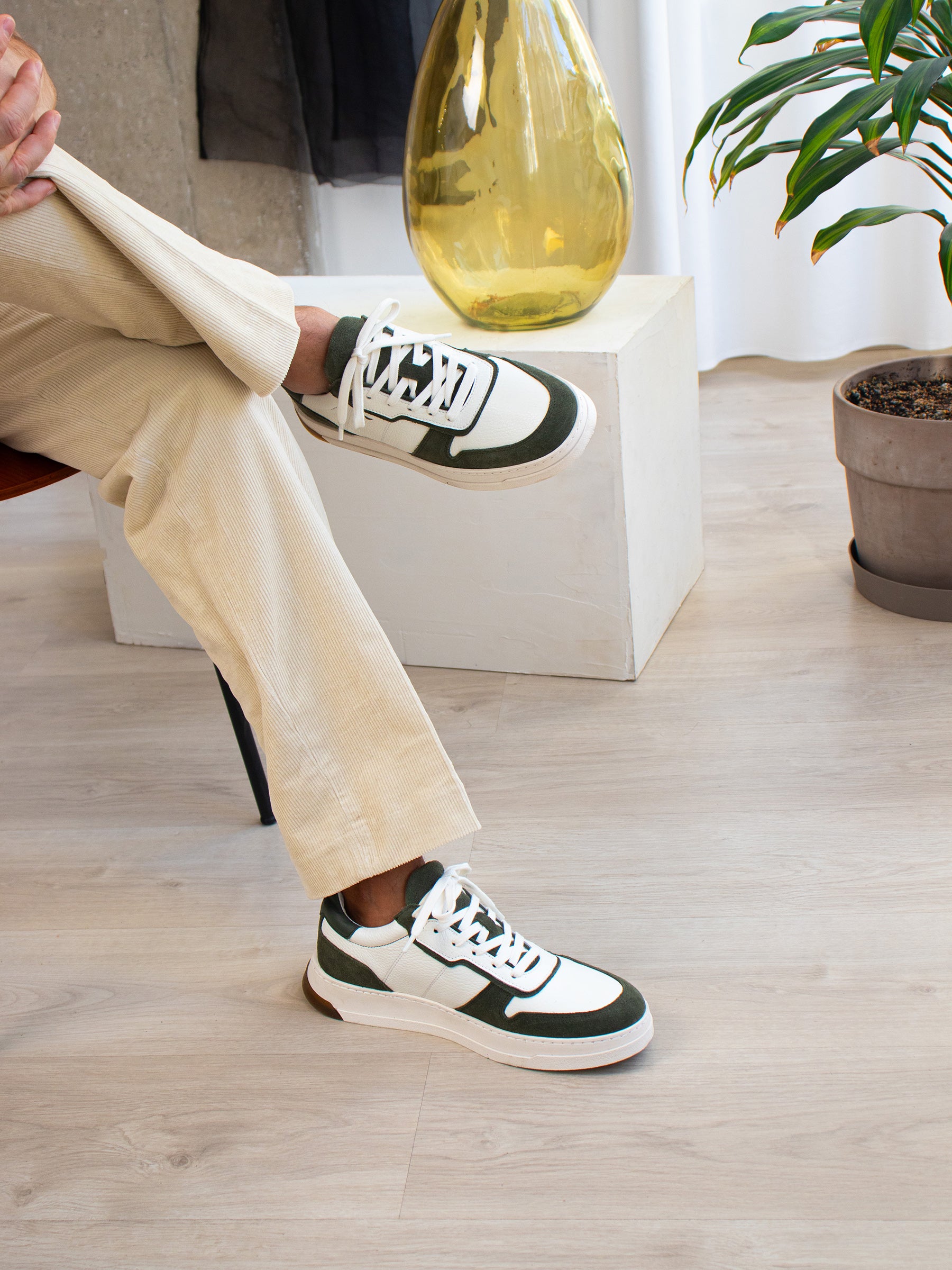 vue portée baskets leo cuir blanc kaki jules & jenn