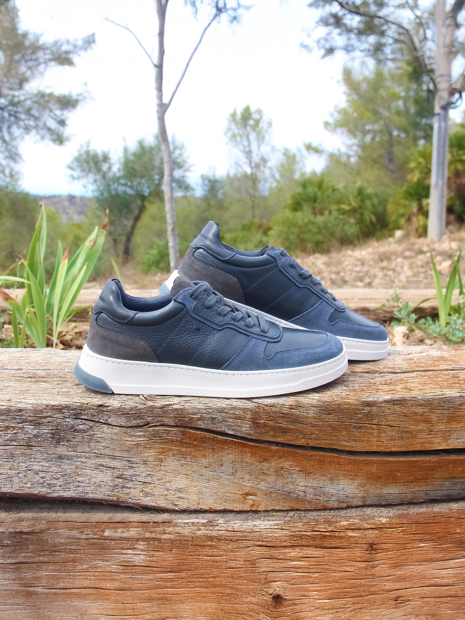 vue posée baskets leo cuir bleu jules jenn