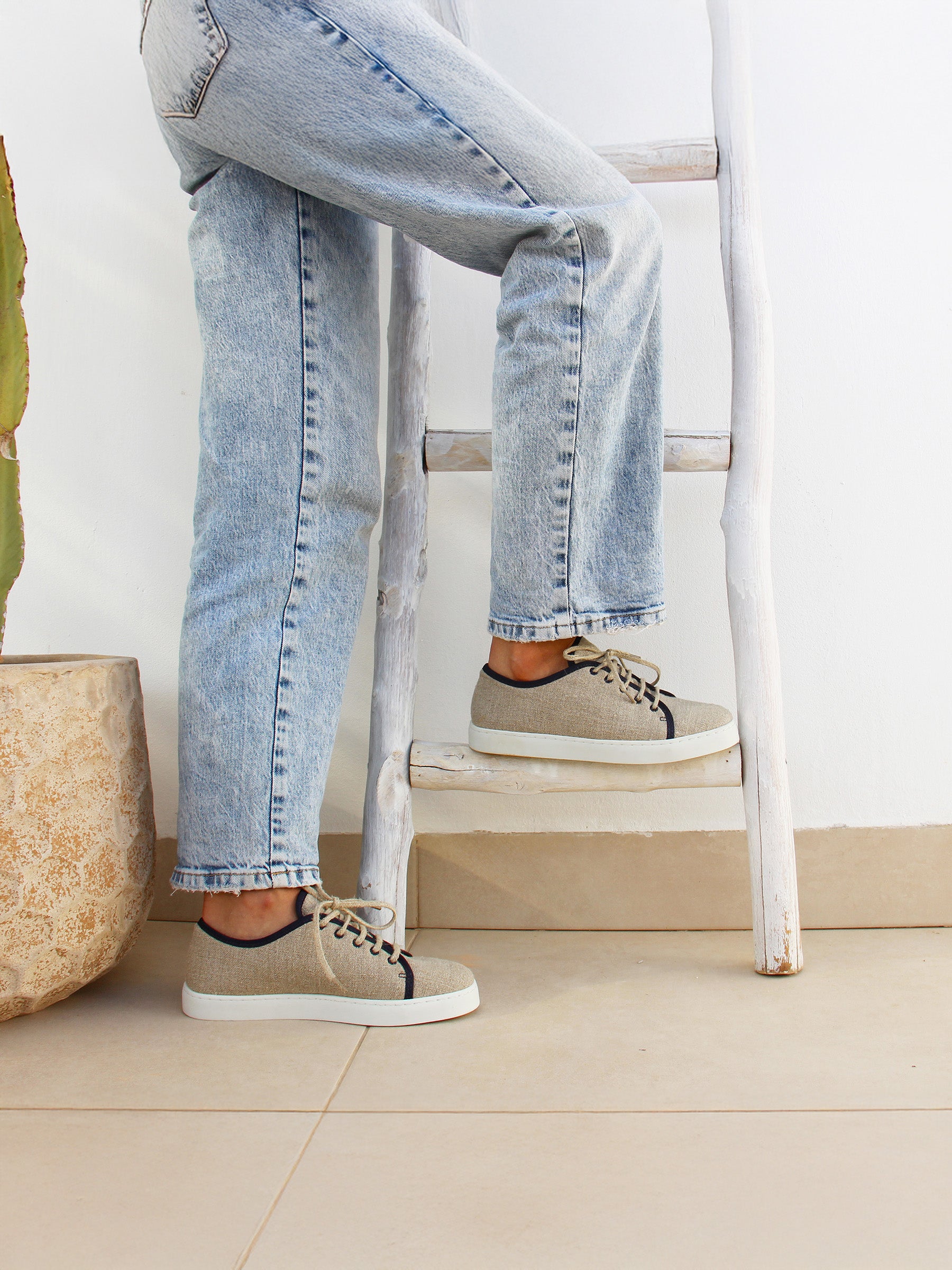 vue portée baskets en lin beige bleu jules jenn