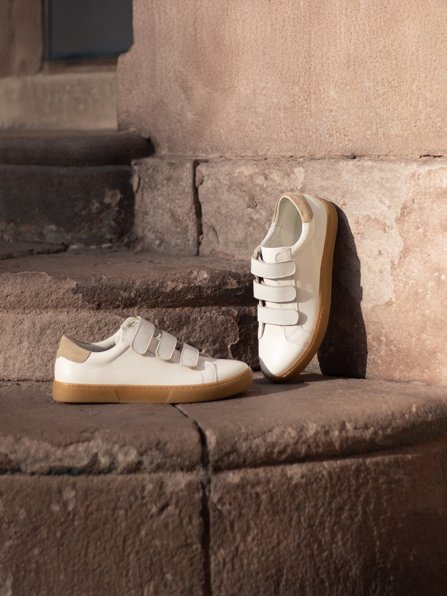 vue posée baskets scratch cuir blanc taupe jules jenn