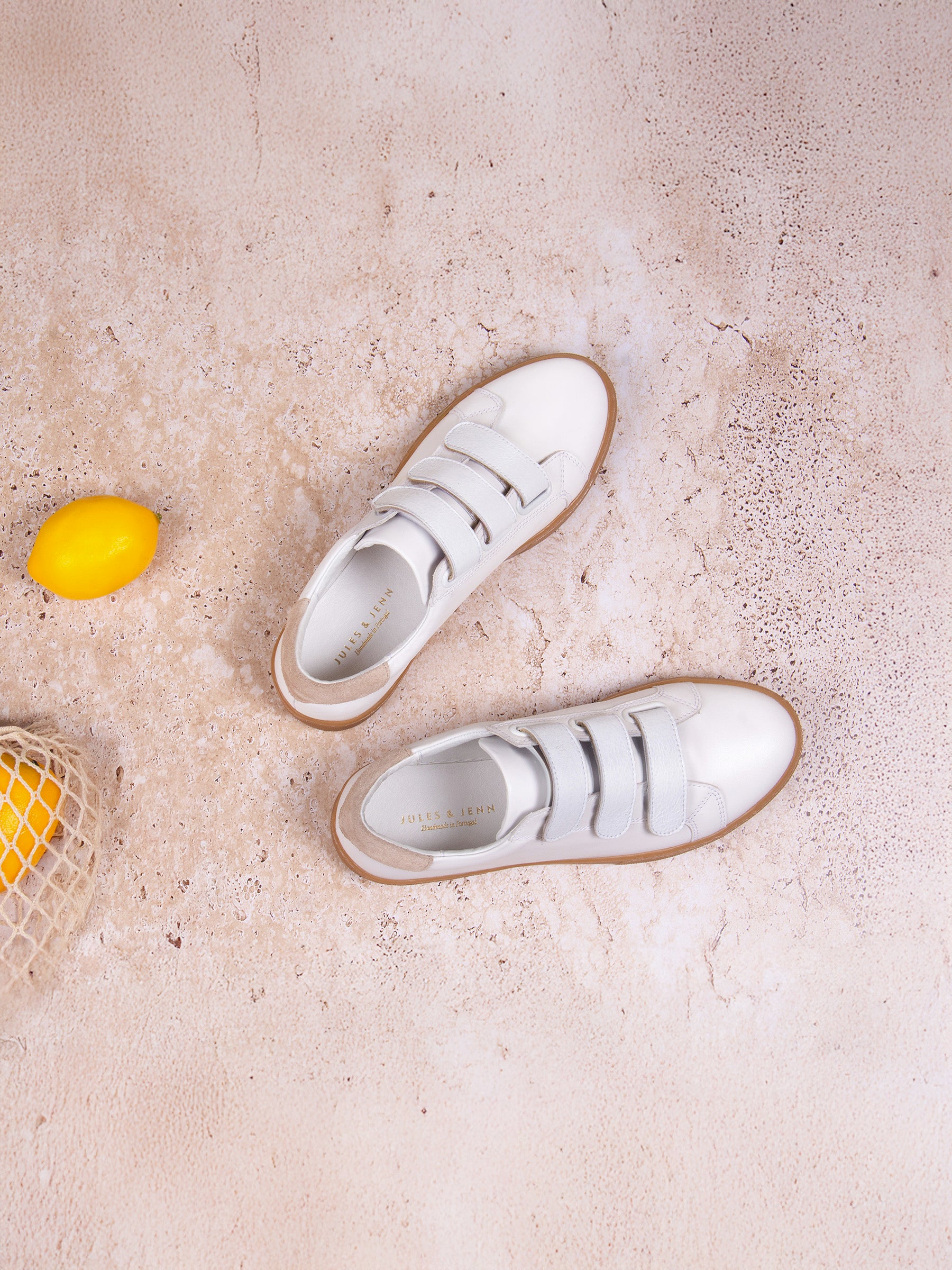 vue posée baskets scratch cuir blanc taupe jules jenn