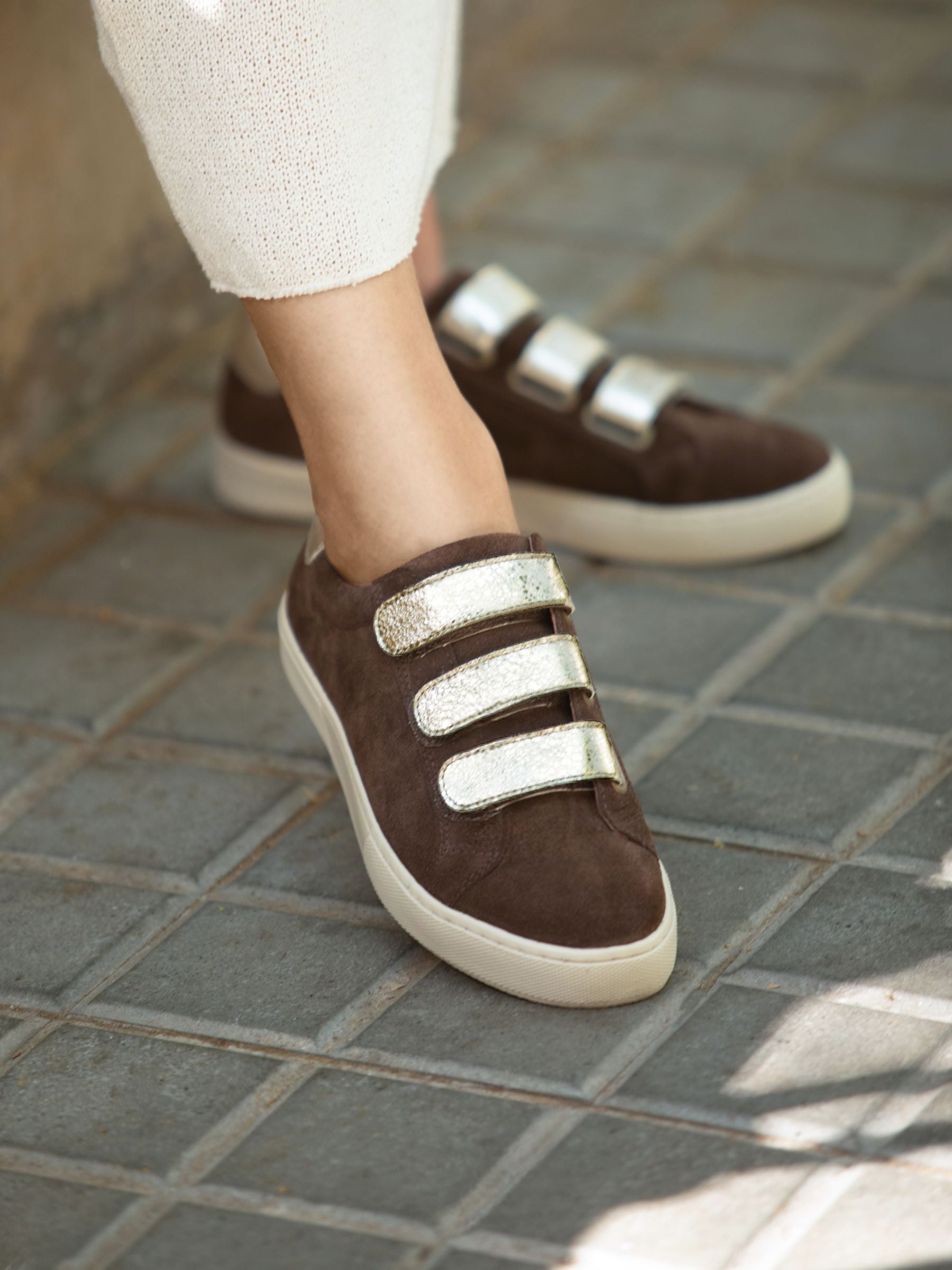 vue portée baskets scratch cuir daim marron et doré jules & jenn