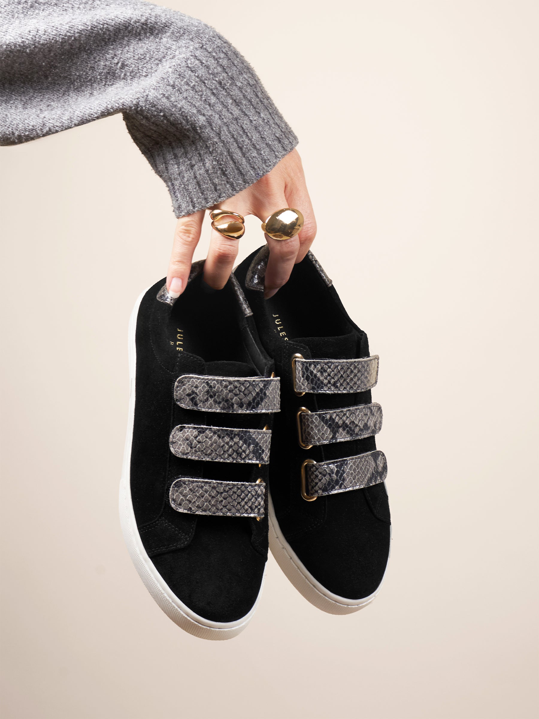 photo vue posée baskets scratch cuir daim noir python jules jenn