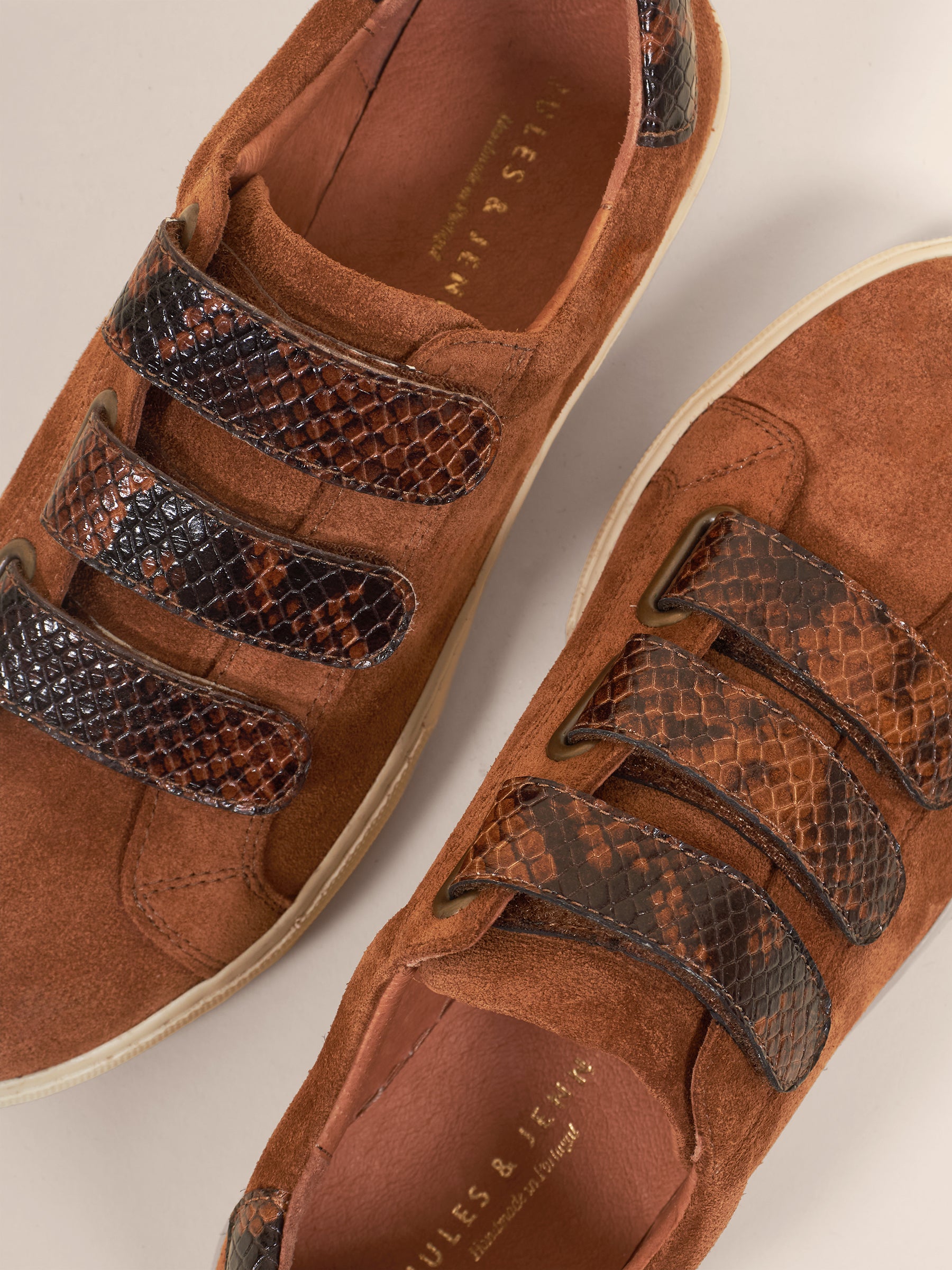 vue posée baskets à scratch cuir daim python cognac jules & jenn