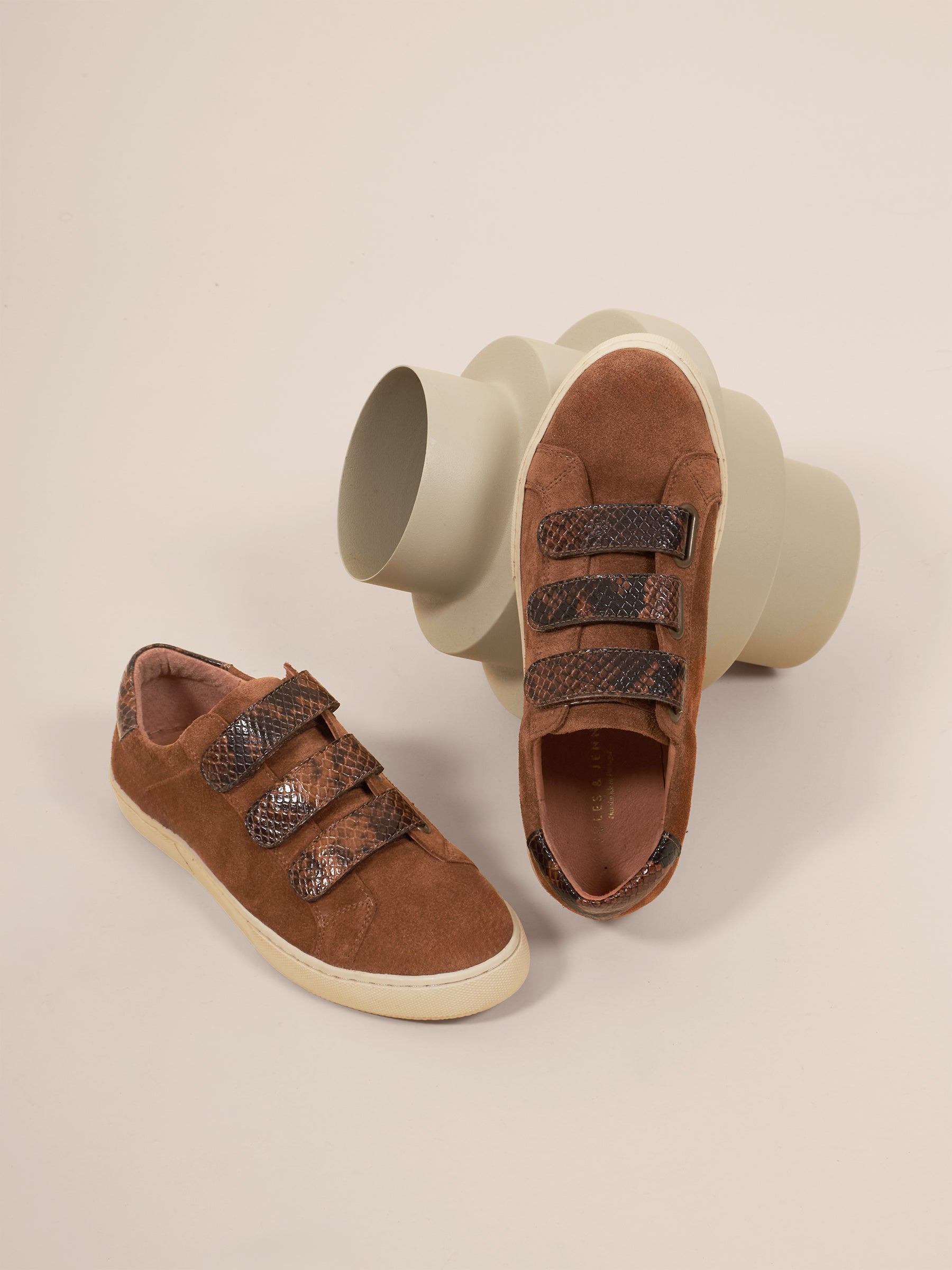 vue posée baskets à scratch cuir daim python cognac jules & jenn 2