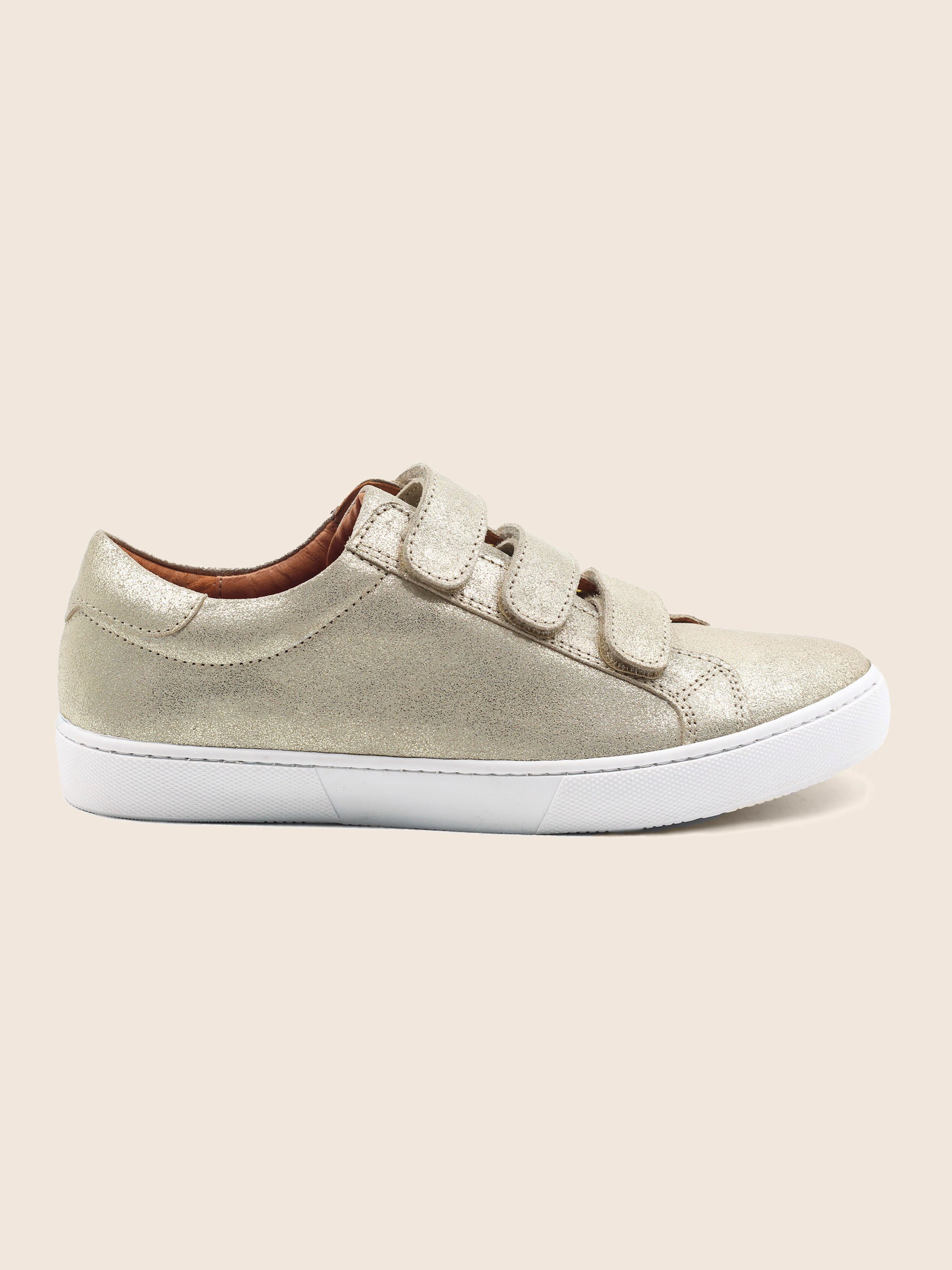 vue posée baskets a scratch cuir dore metallise jules jenn