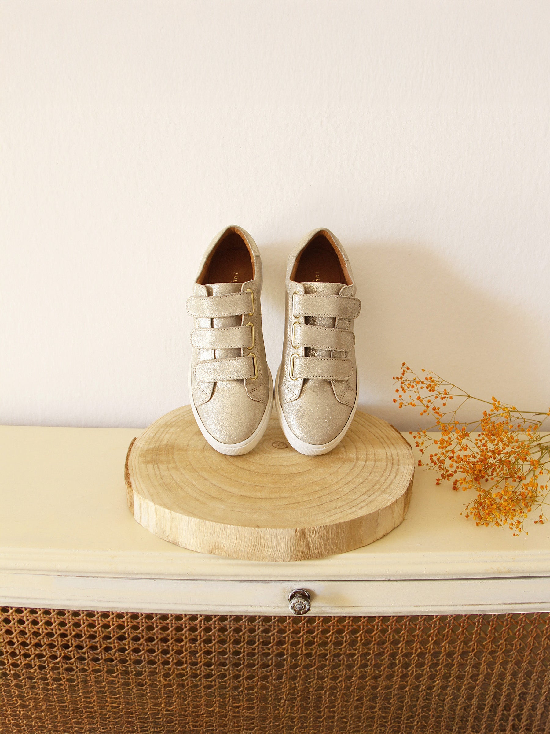 vue posée baskets scratch cuir metallise dore jules jenn