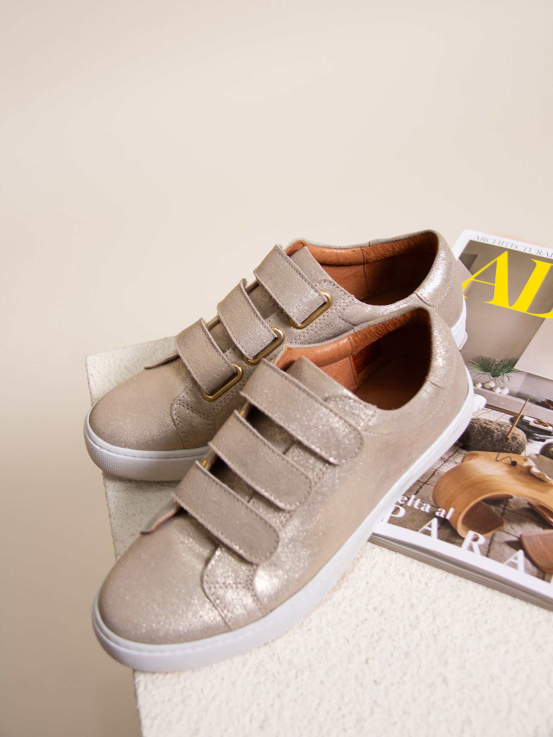 vue posée baskets scratch cuir metallise dore jules jenn