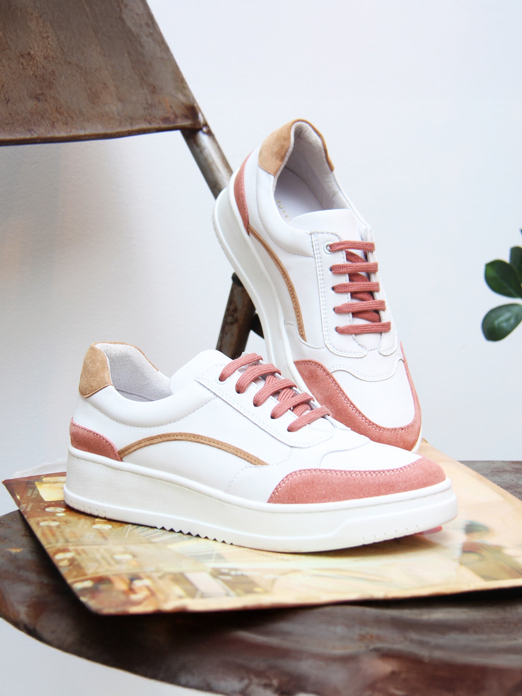 vue posée baskets vintage cuir blanc beige jules jenn