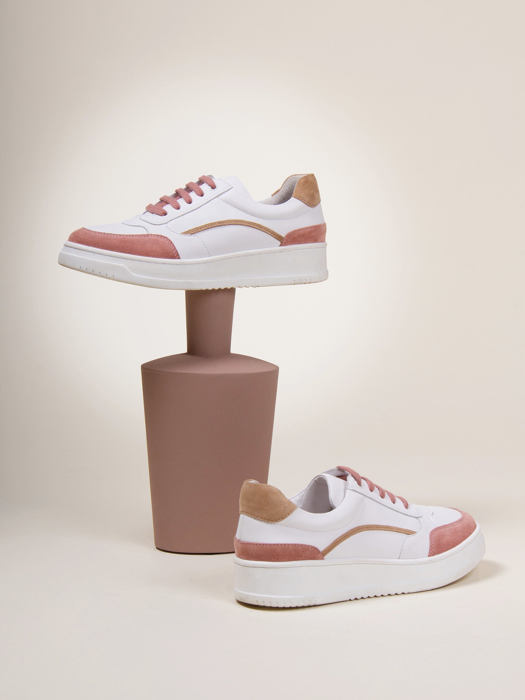 vue posée baskets vintage cuir blanc beige jules jenn