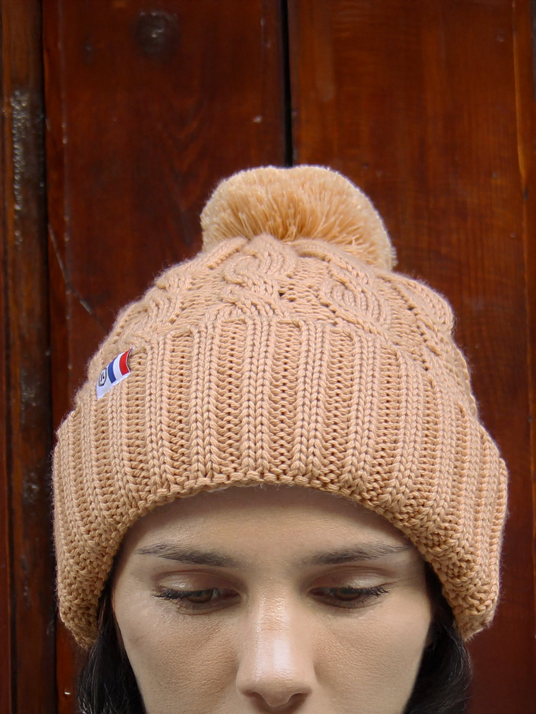 vue portée bonnet pompon laine camel jules jenn