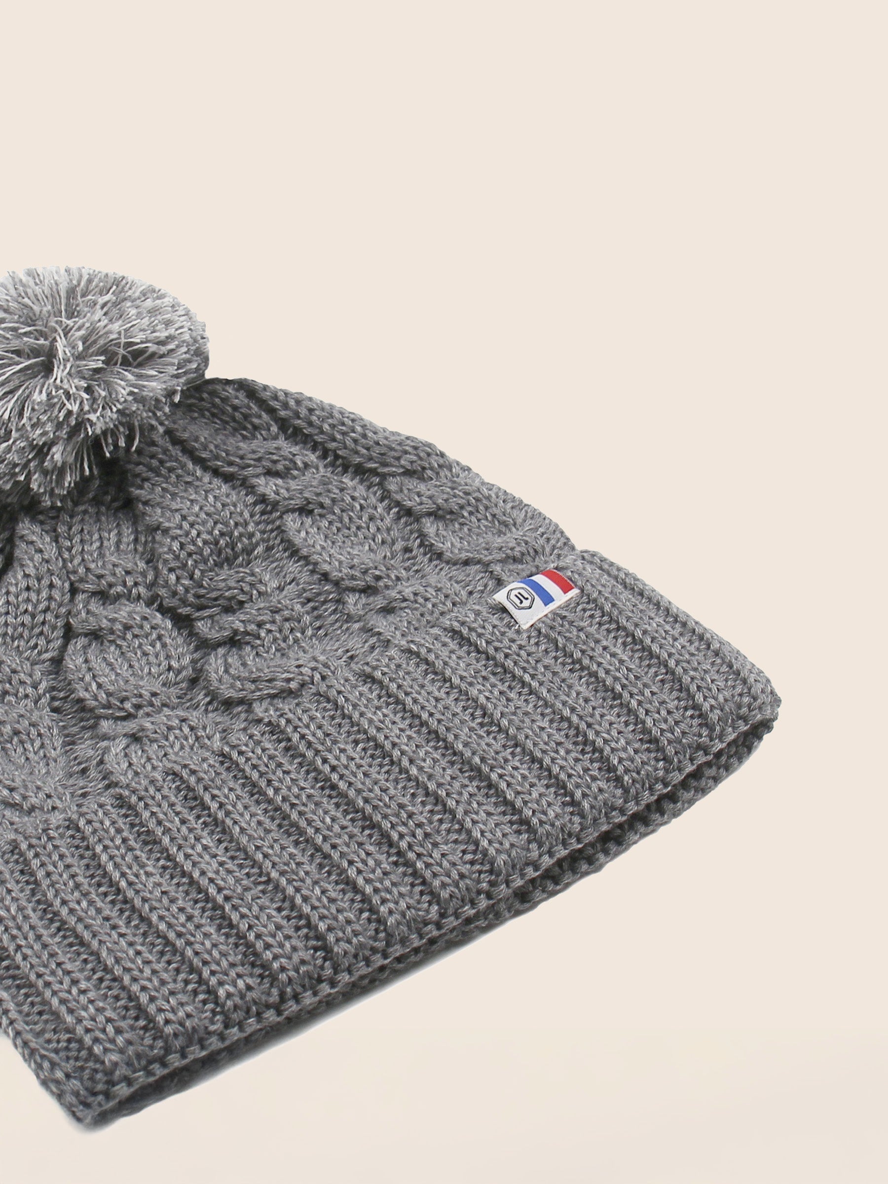vue serree bonnet pompon laine gris jules jenn