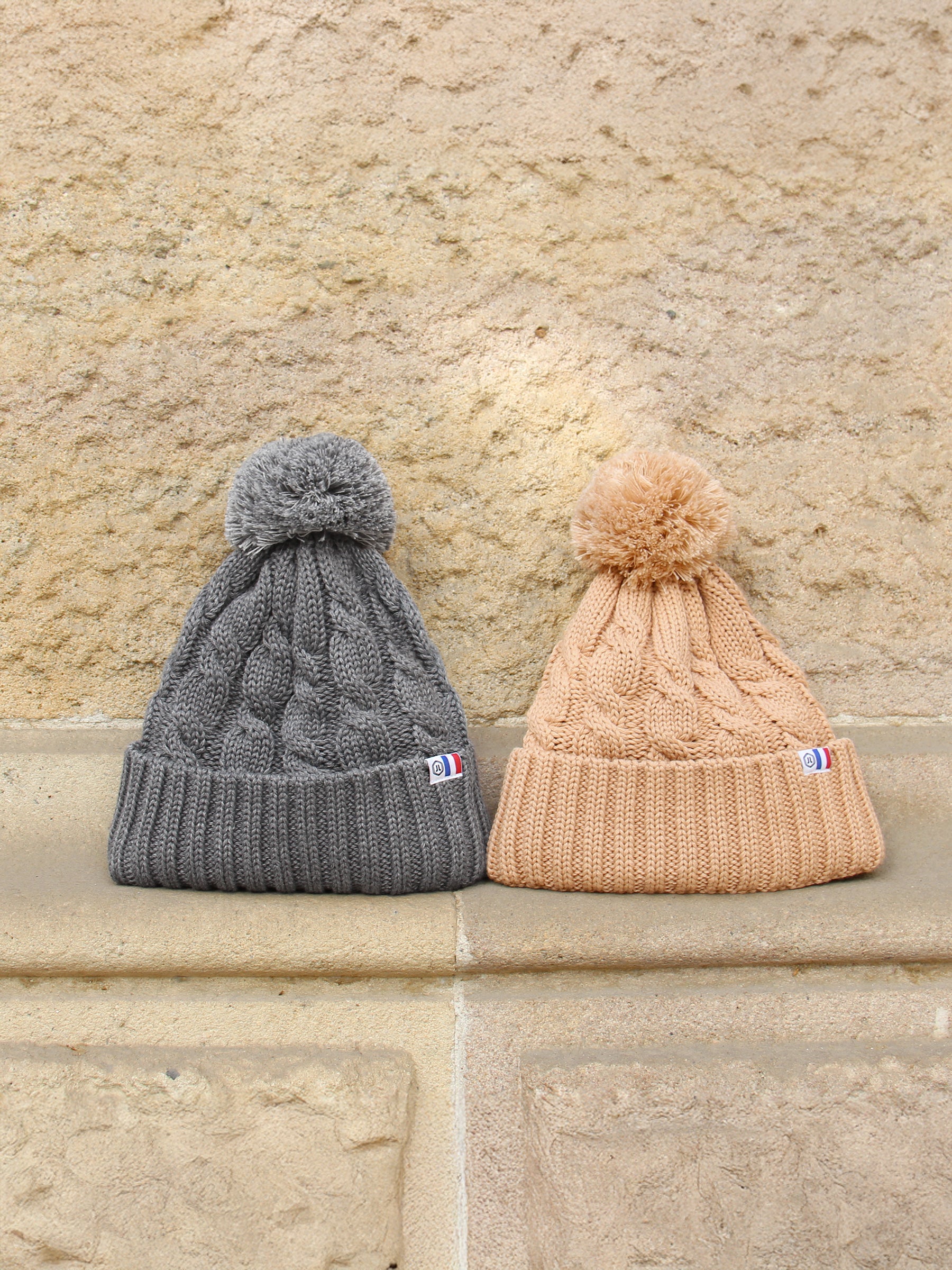 vue posée bonnet pompon laine gris jules jenn