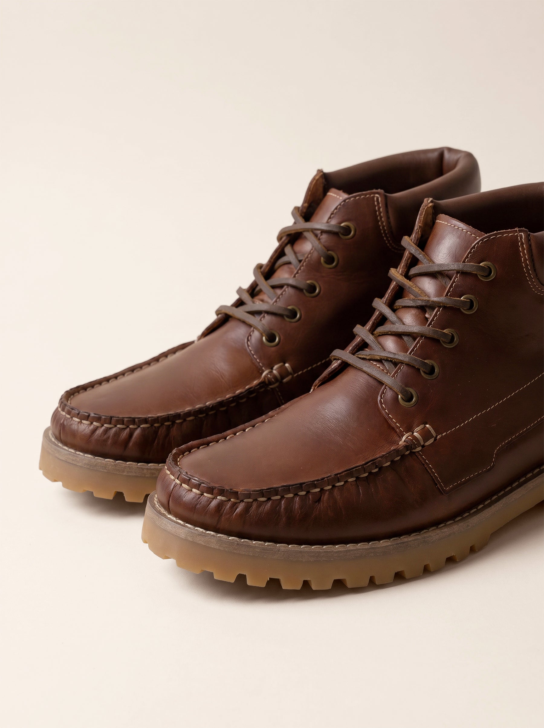 photo vue posee boots ateau campons tom cuir cognac jules jenn