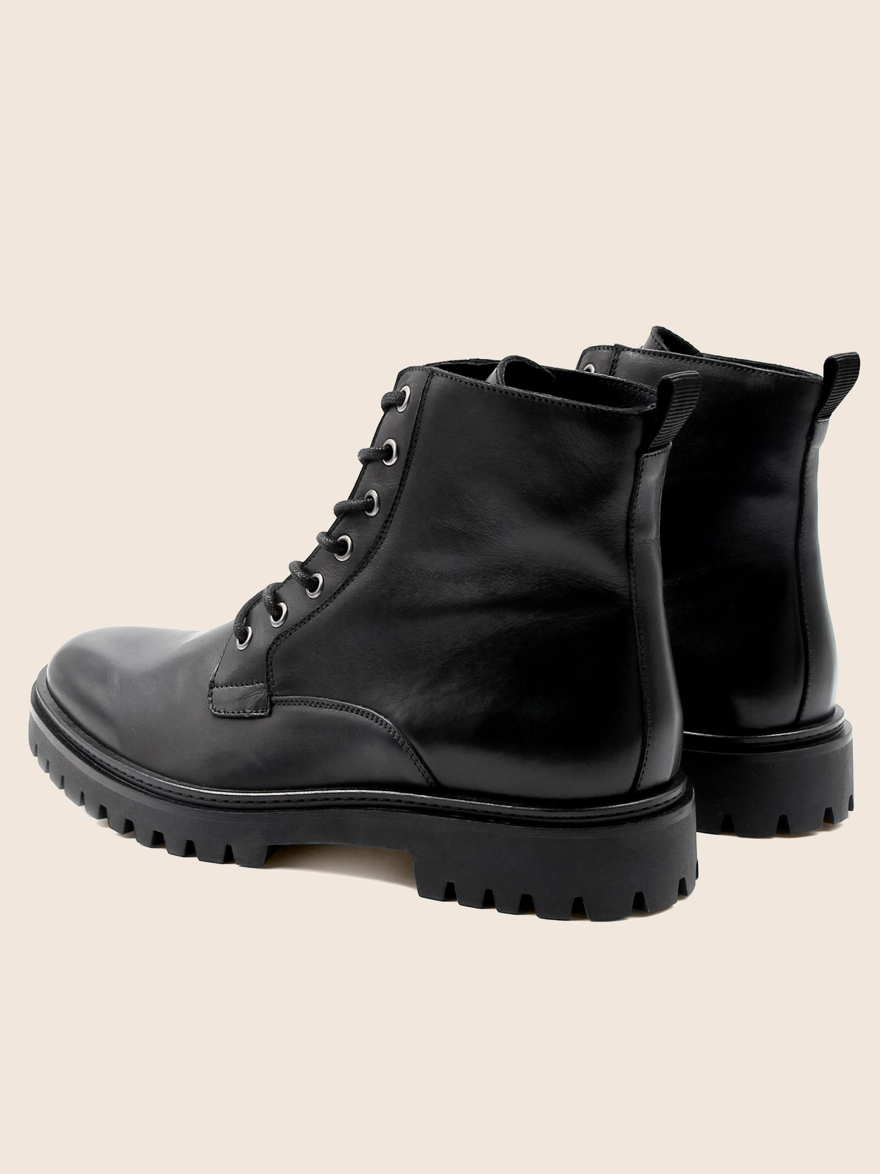 vue arriere boots lacet crantees cuir noir jules jenn