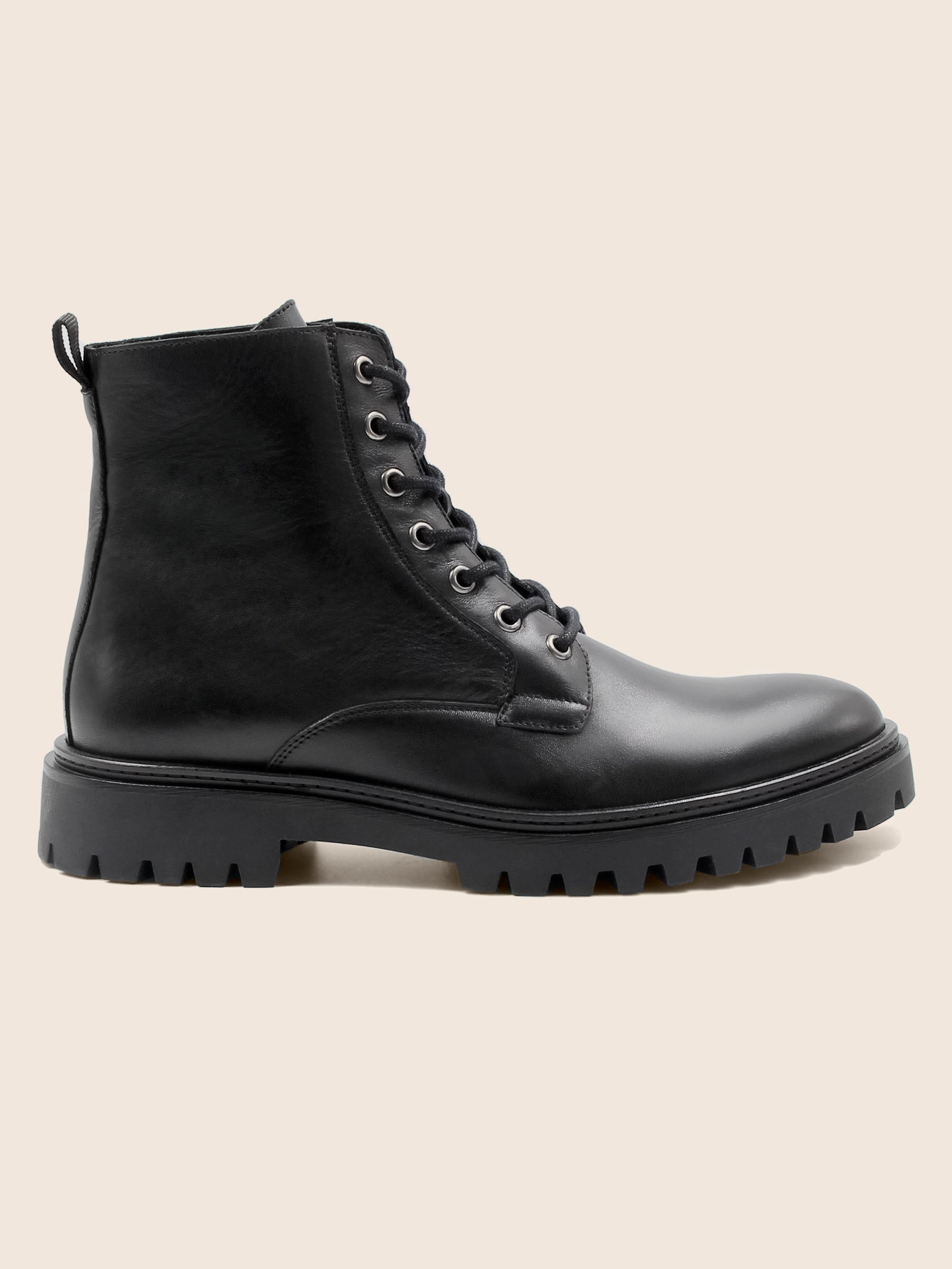 vue profil boots lacet crantees cuir noir jules jenn