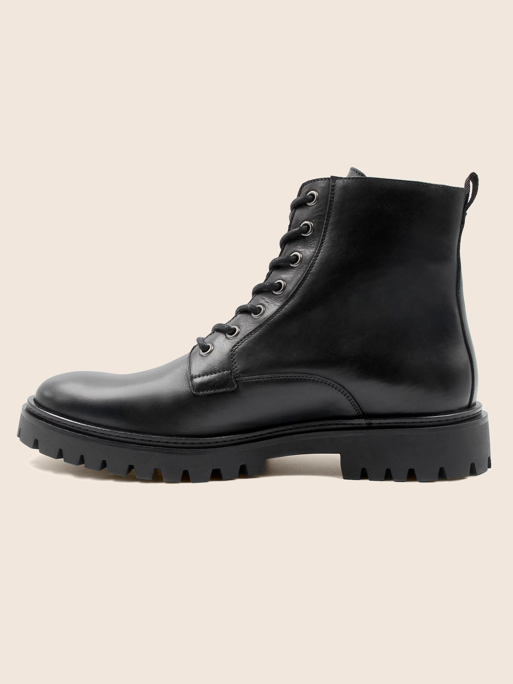 vue interne boots lacet crantees cuir noir jules jenn