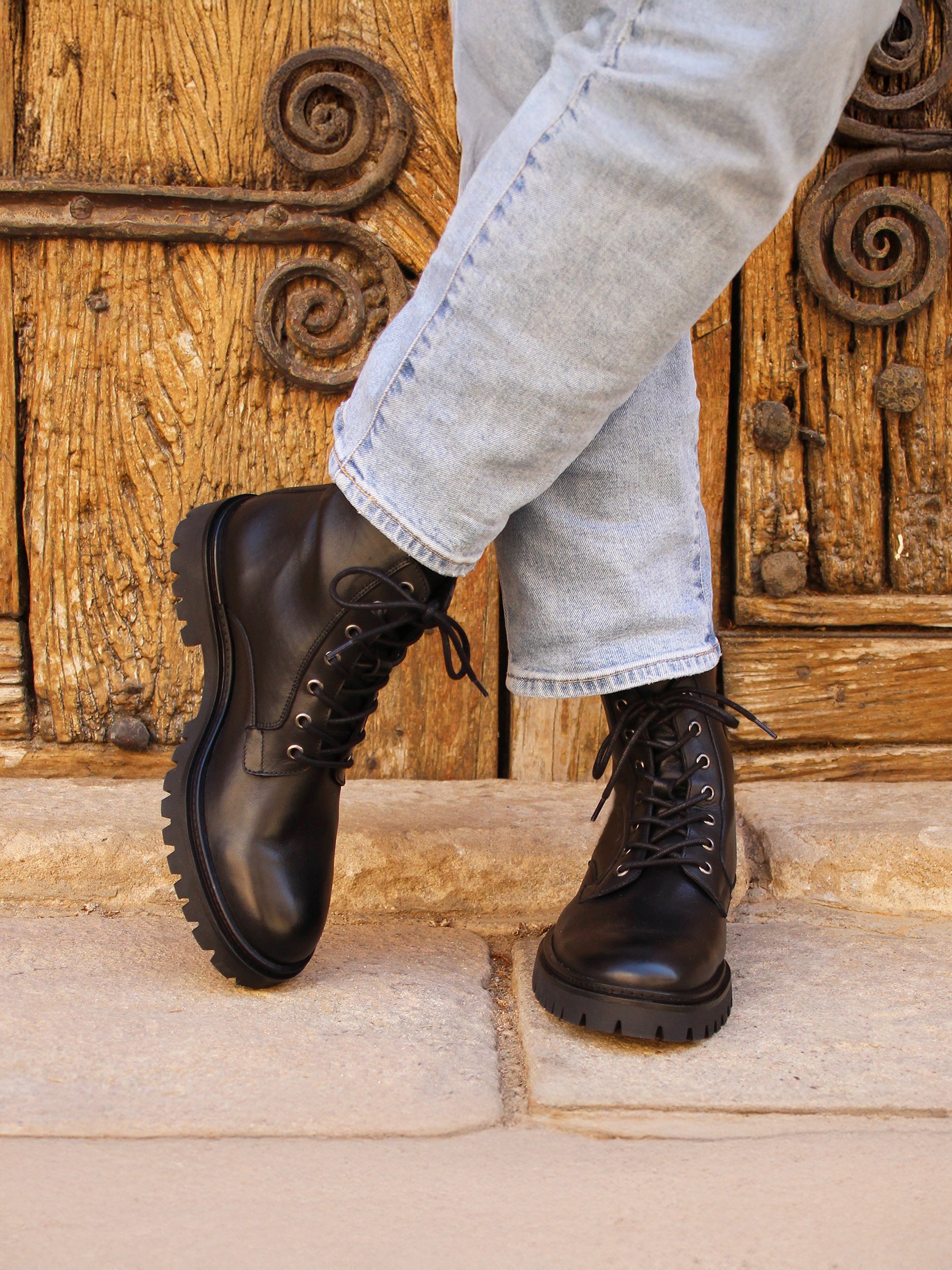 vue portée boots lacet crantees cuir noir jules jenn