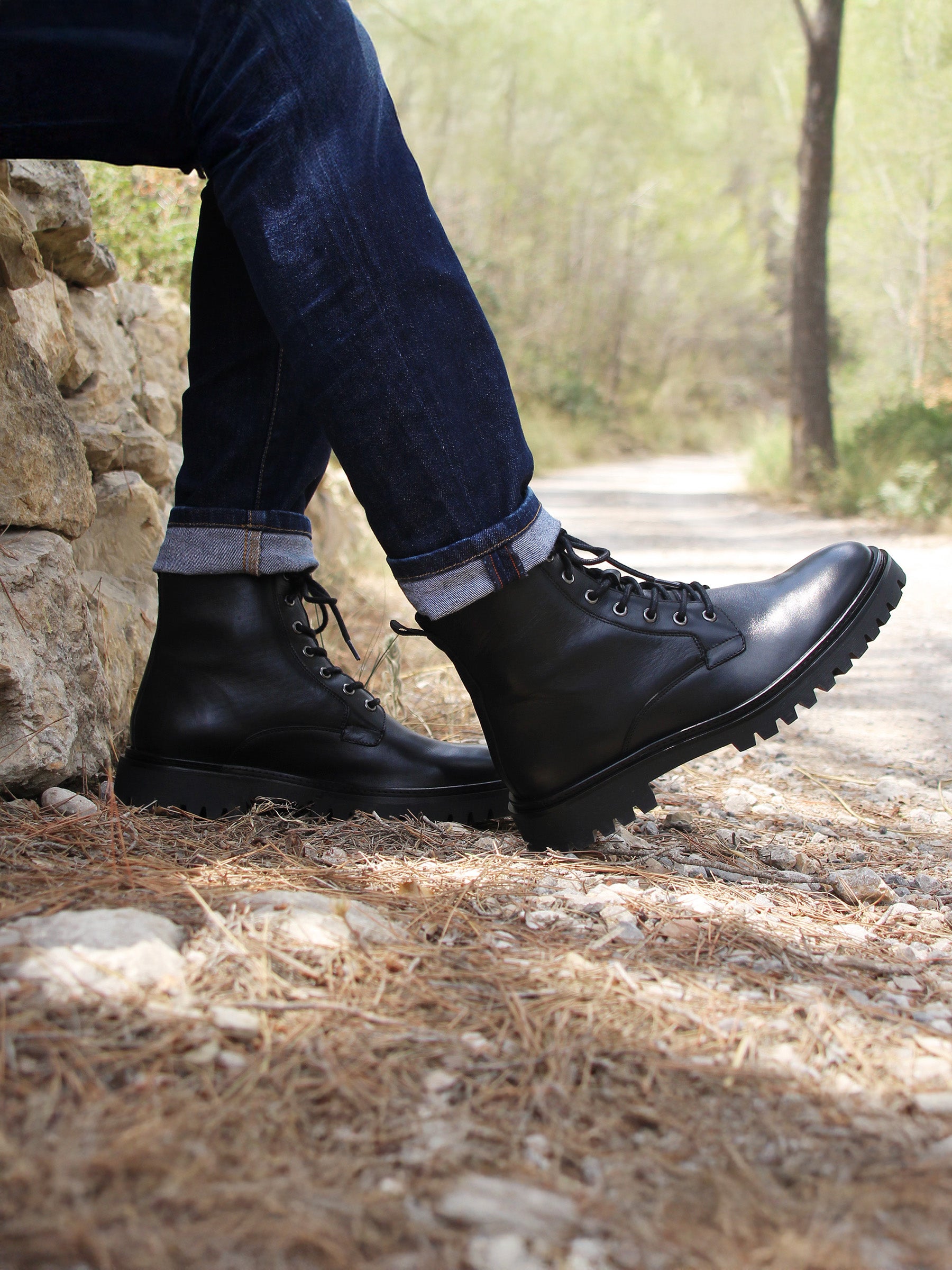 vue portée boots lacet crantees cuir noir jules jenn