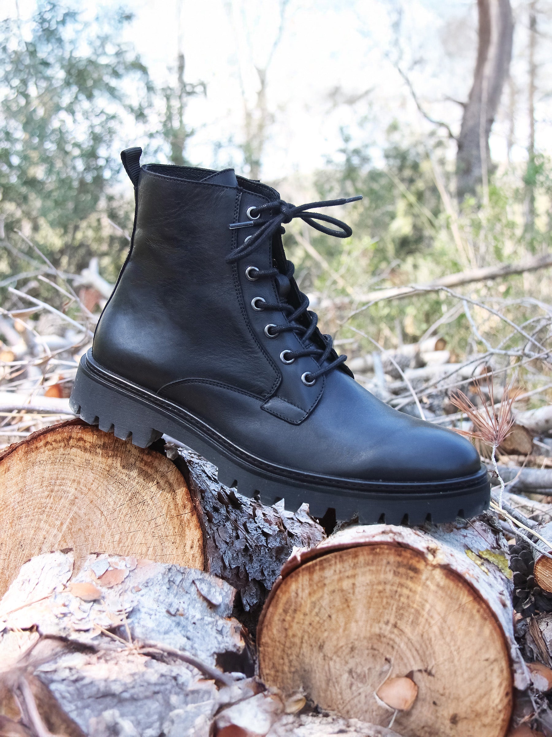 vue posée boots lacet crantees cuir noir jules jenn