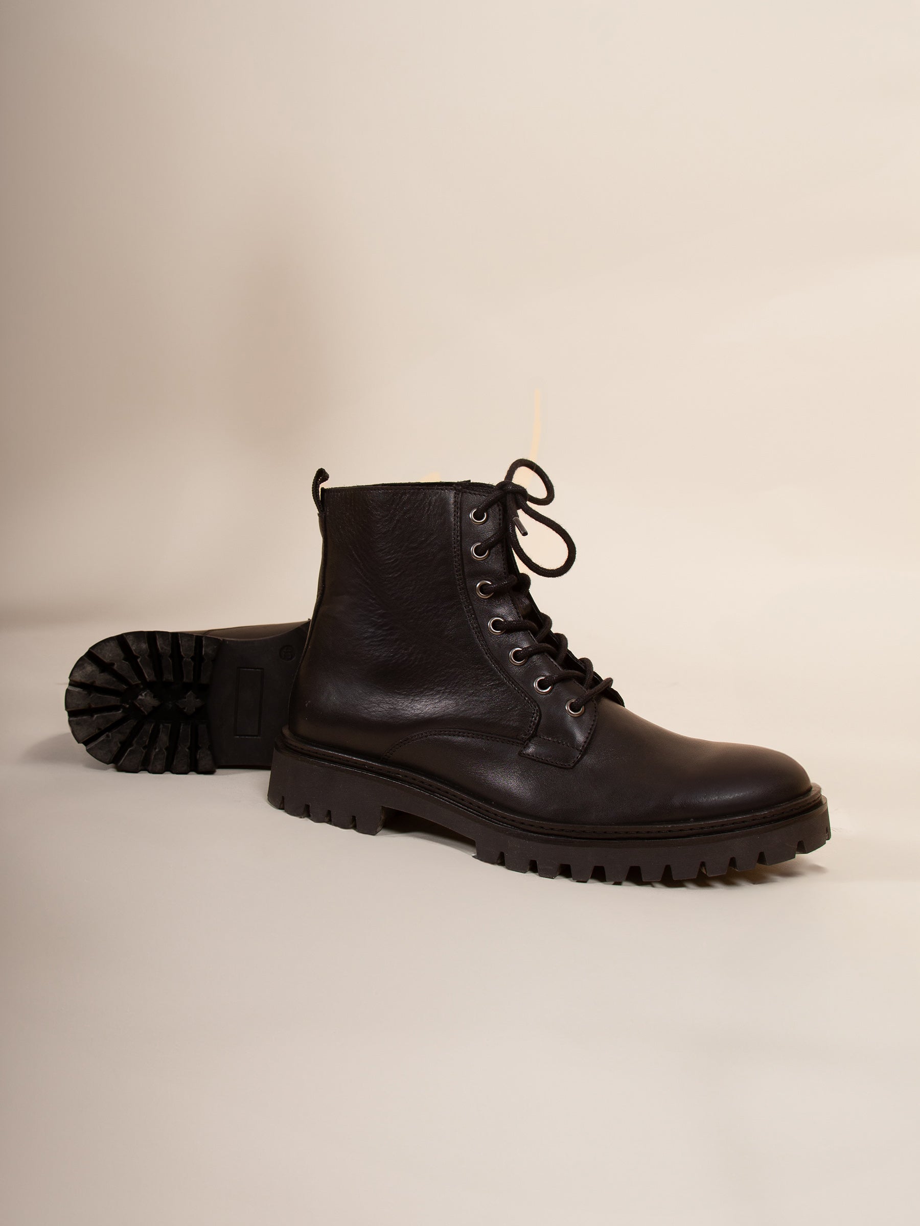 vue posée 1 boots lacet crantees cuir noir jules jenn