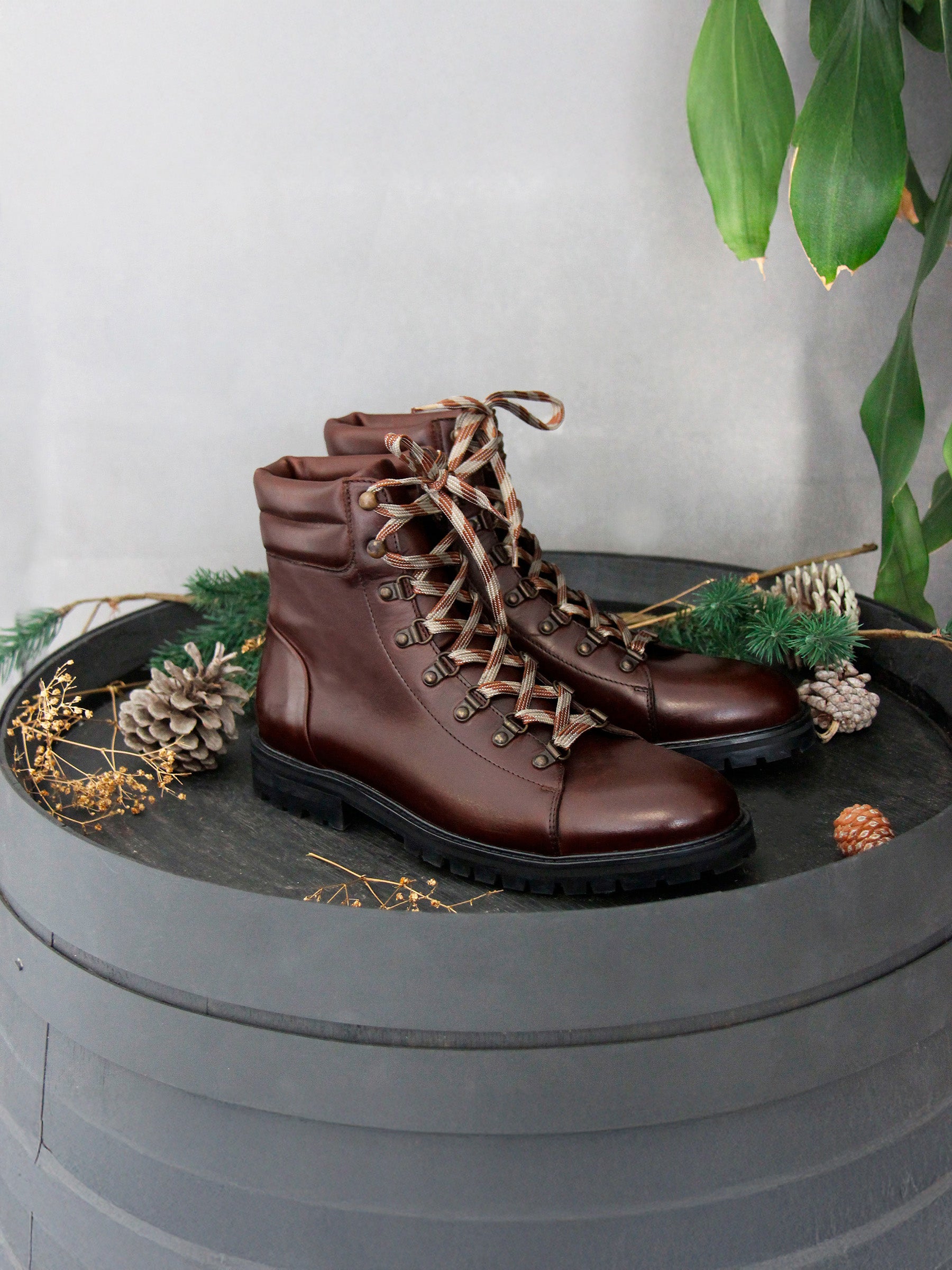 vue posée boots montagne cuir marron jules jenn