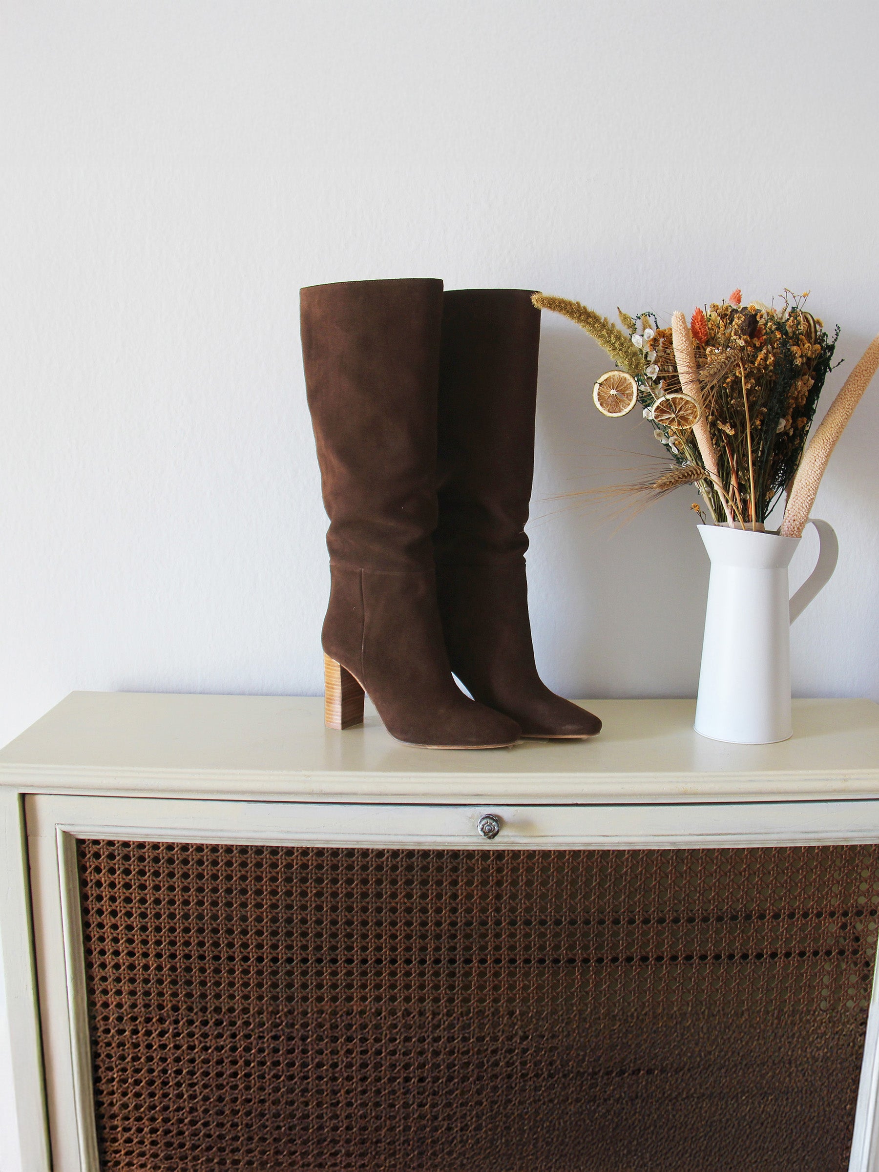 vue posée bottes drapees cuir daim marron jules & jenn