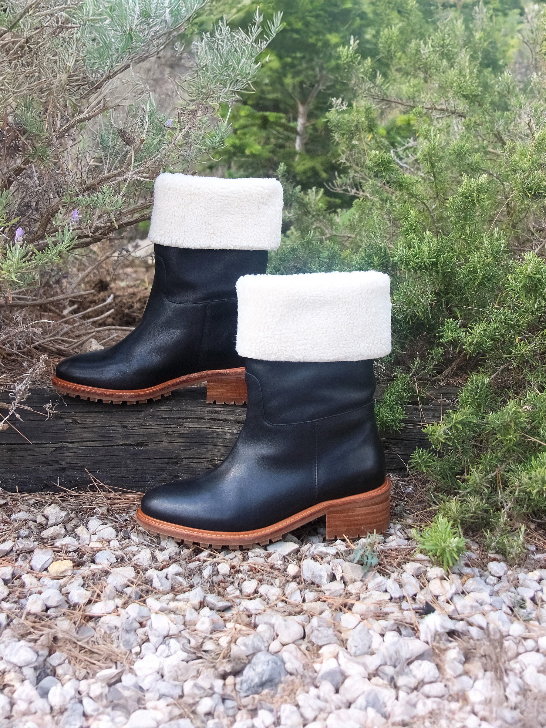 vue posée bottes fourrees cuir noir jules jenn