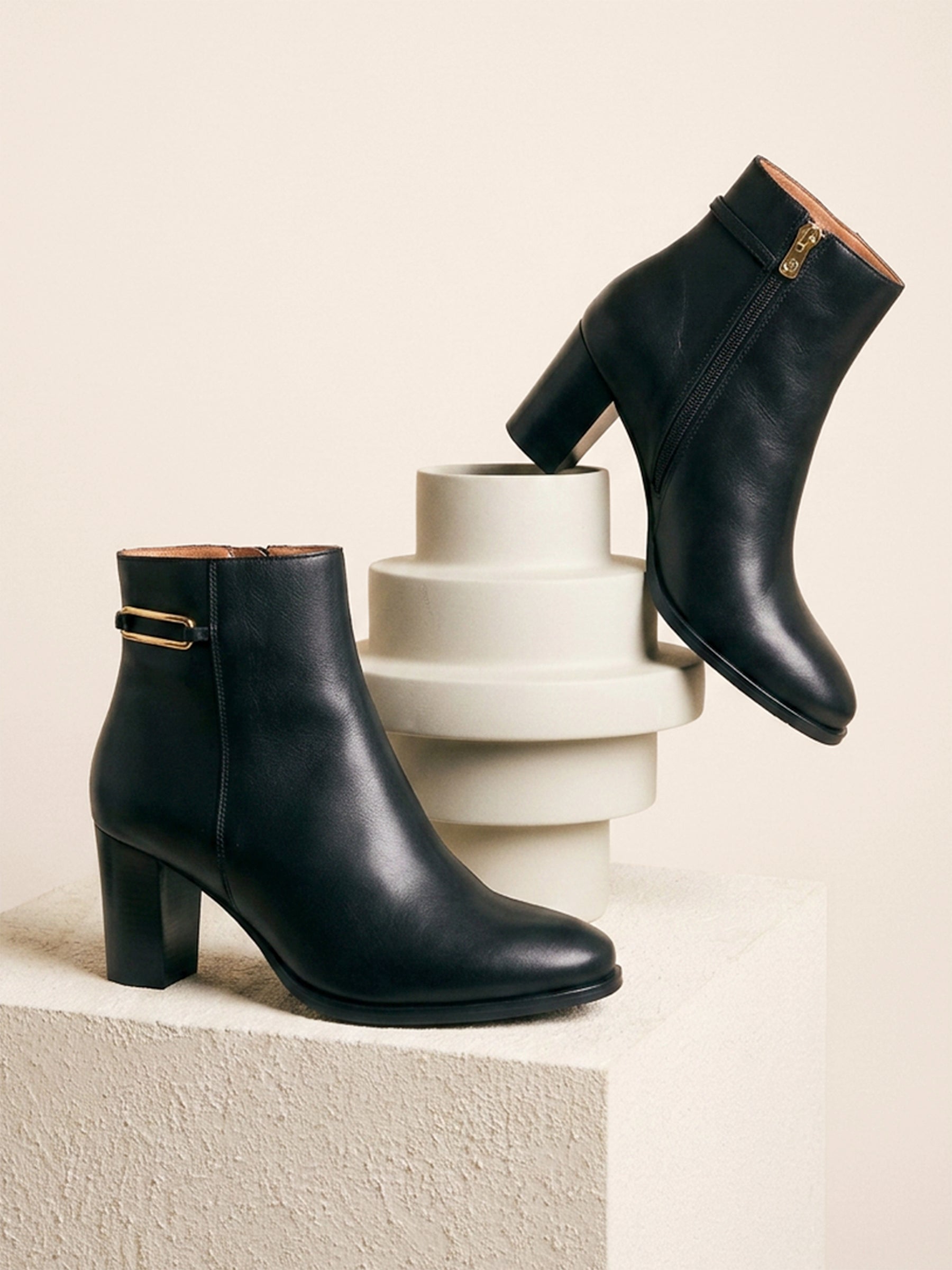 photo vue posée bottines bijoux zelie cuir noir jules jenn