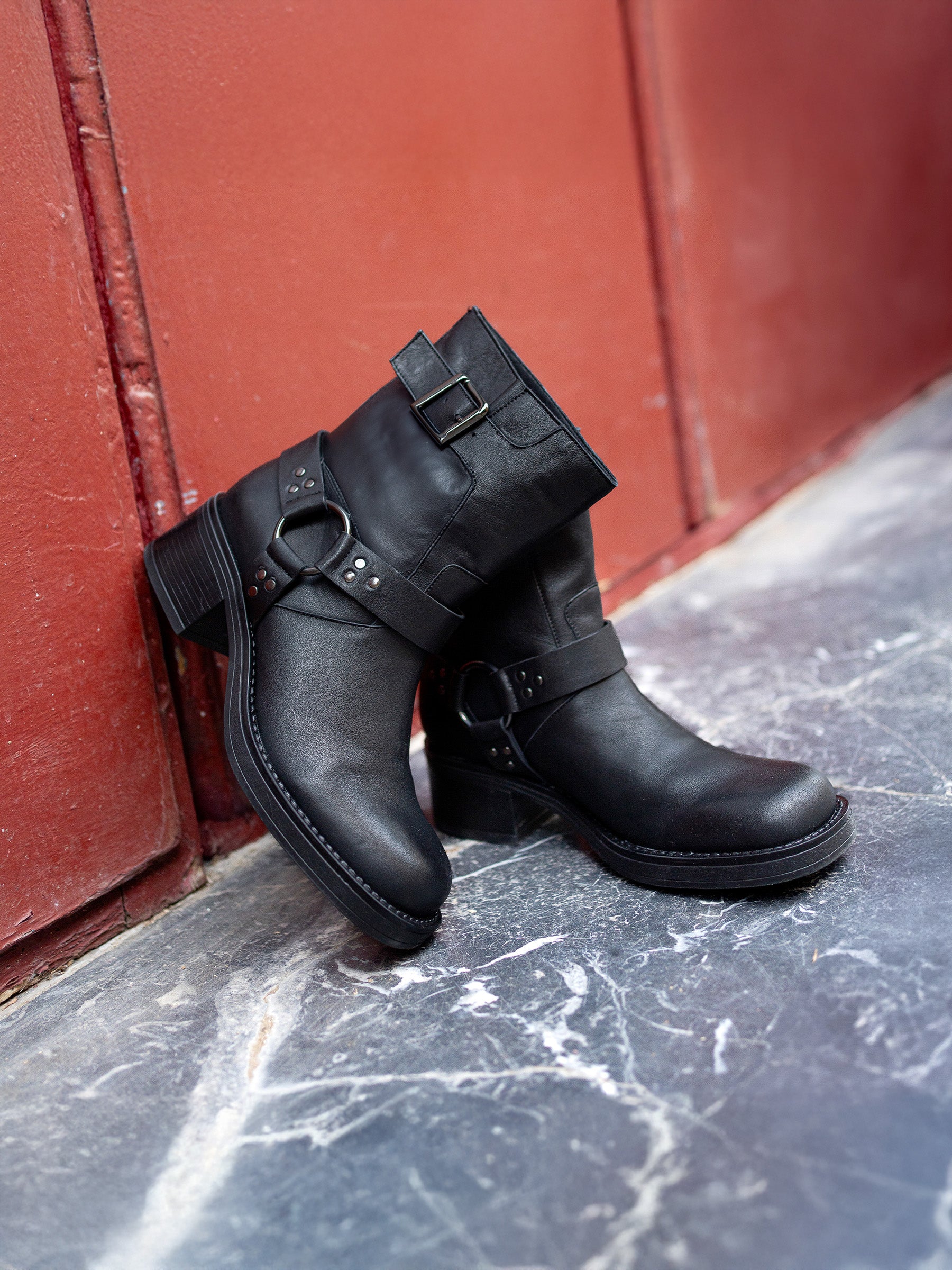 vue posée bottines biker cuir noir jules jenn