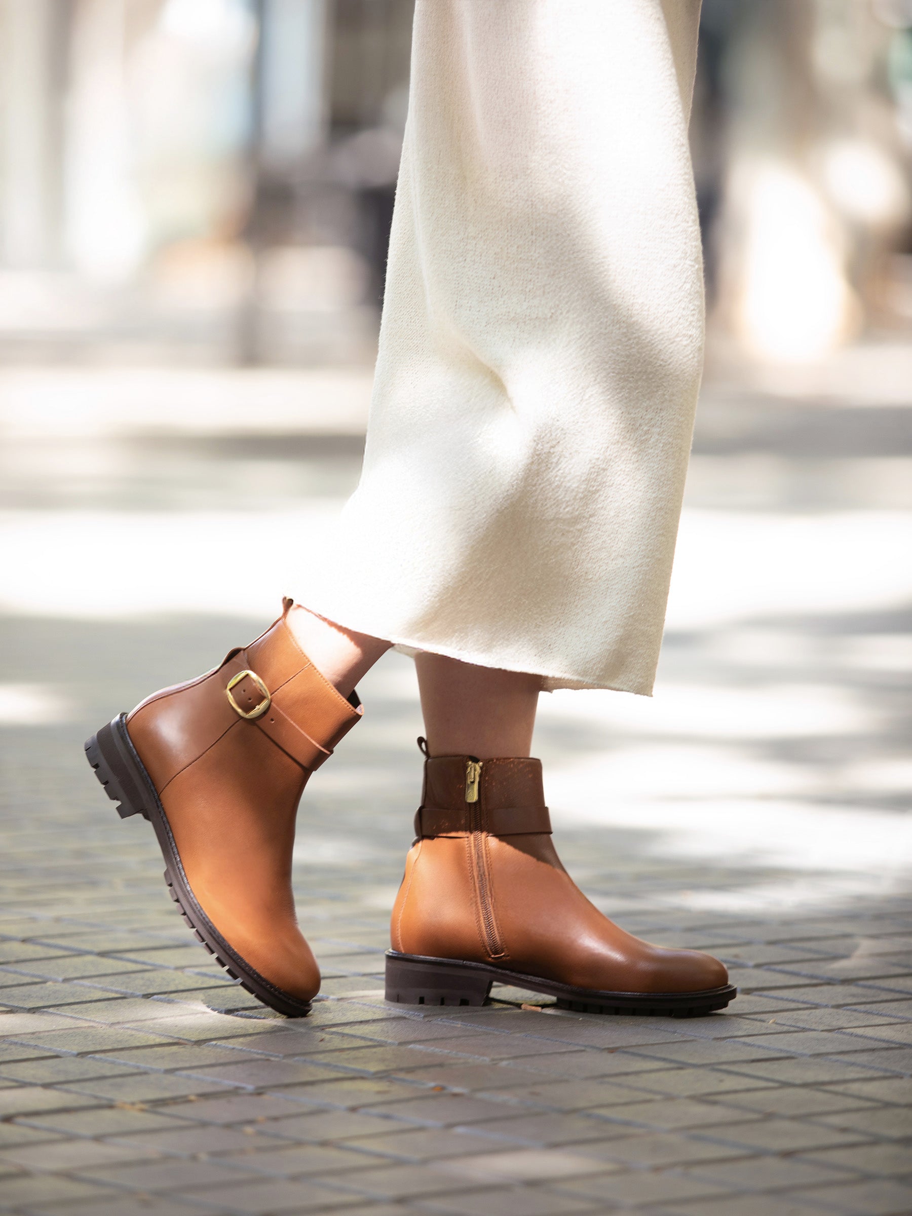 vue portée bottine à boucle cuir camel jules & jenn