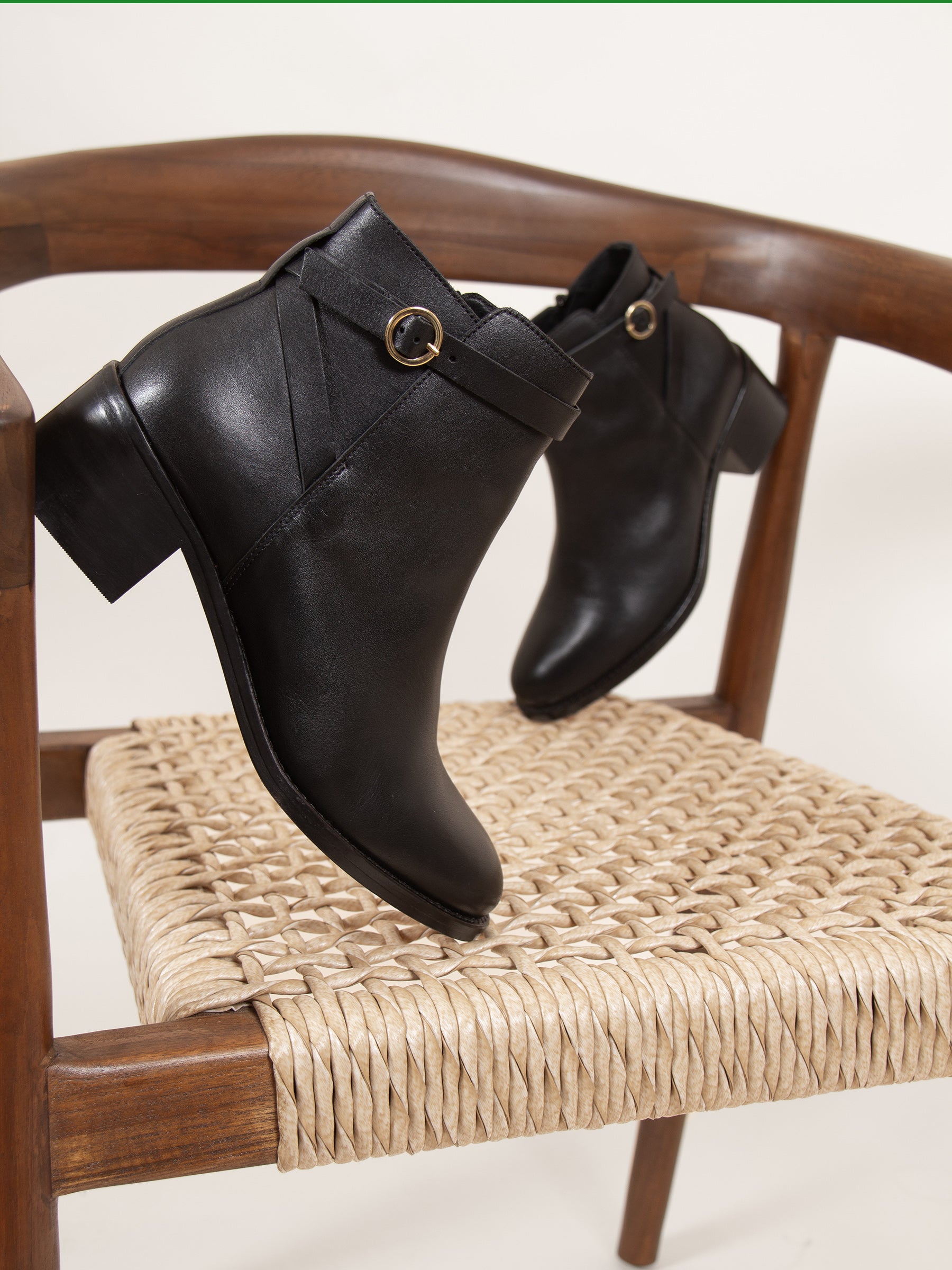 vue posée bottines cavalieres cuir noir jules jenn