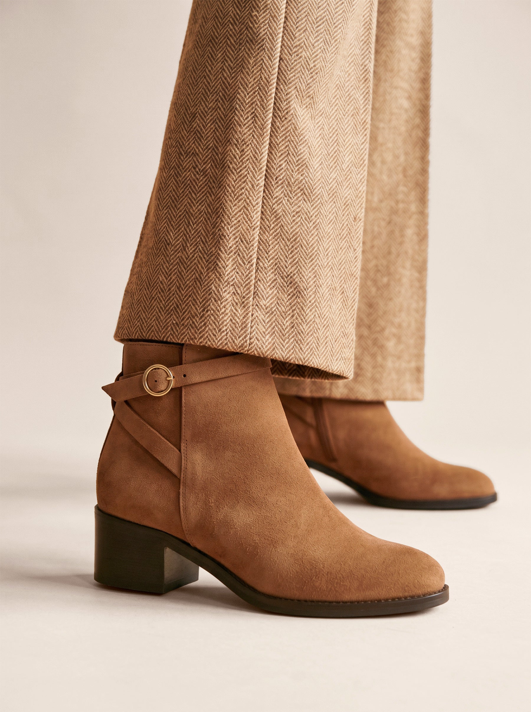photo vue portée bottines cavalieres cuir daim camel jules jenn