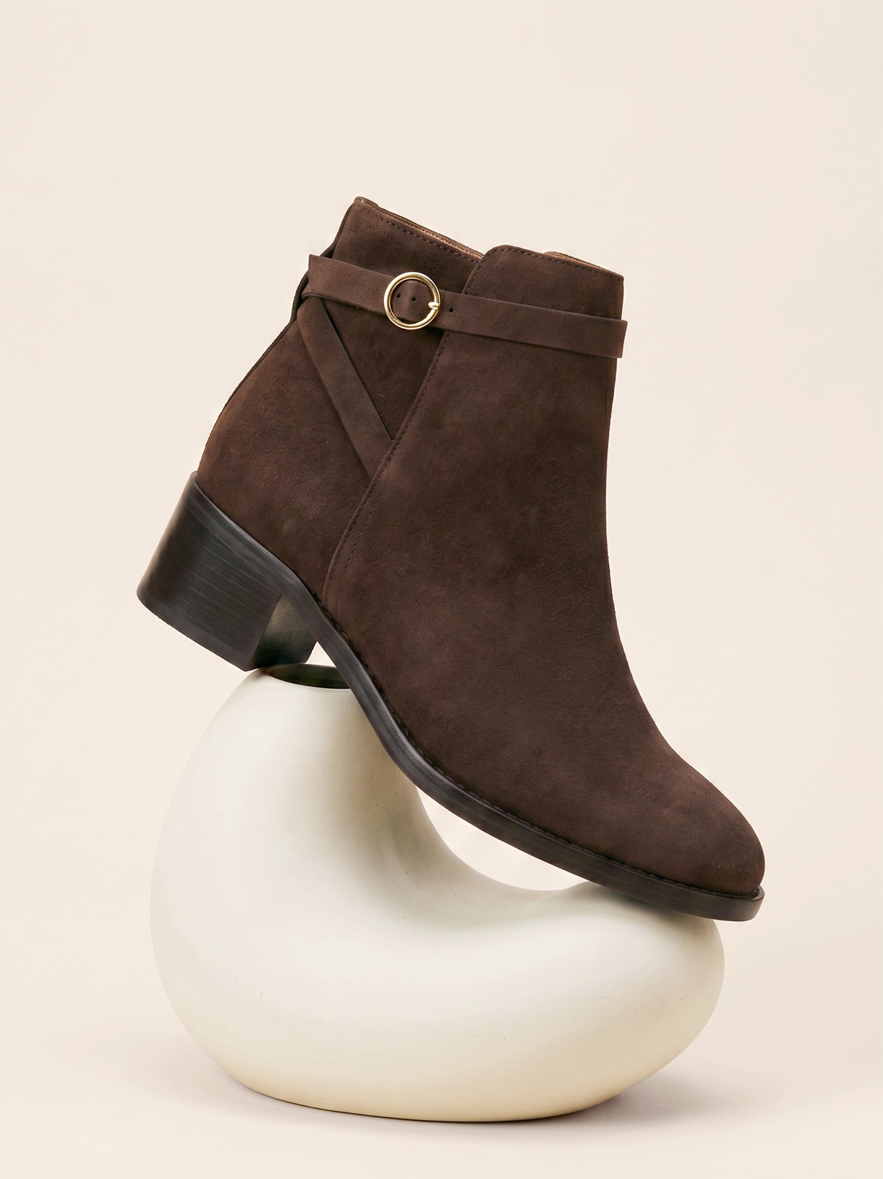 photo vue posée bottines cavalieres cuir daim marron jules jenn